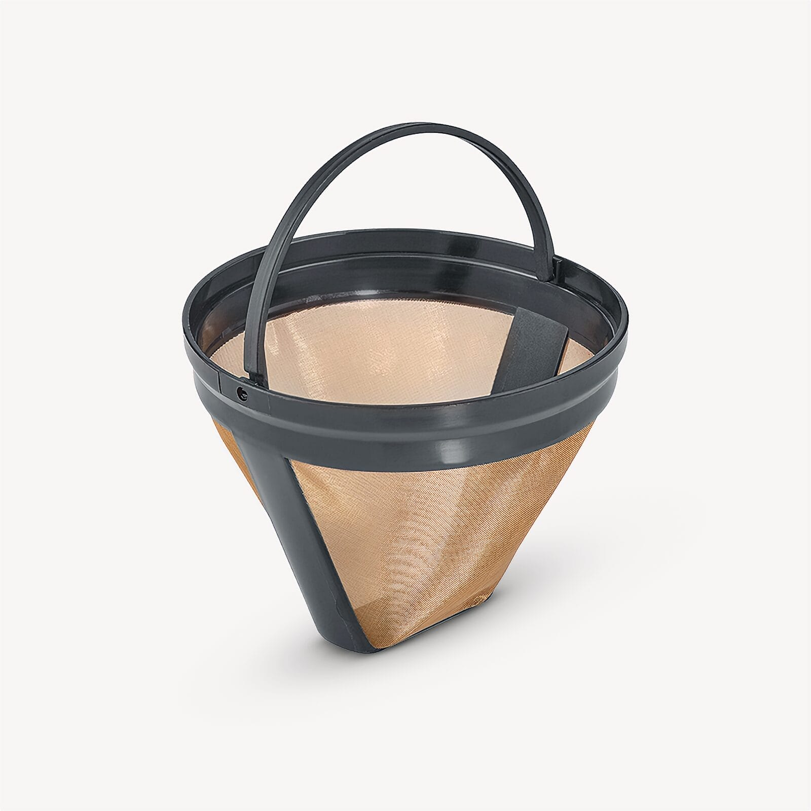 Een herbruikbare gouden koffiefilter met een zwarte handgreep en rand.