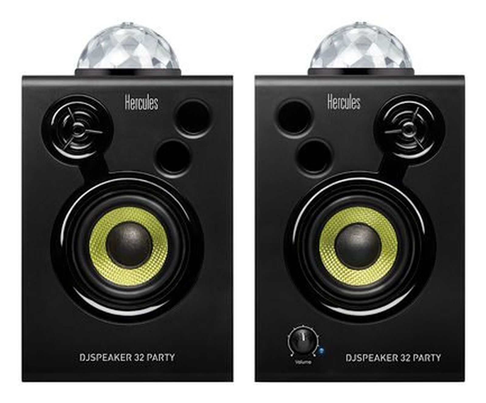 Twee zwarte Hercules DJ-luidsprekers met gele conussen en discobal bovenop.