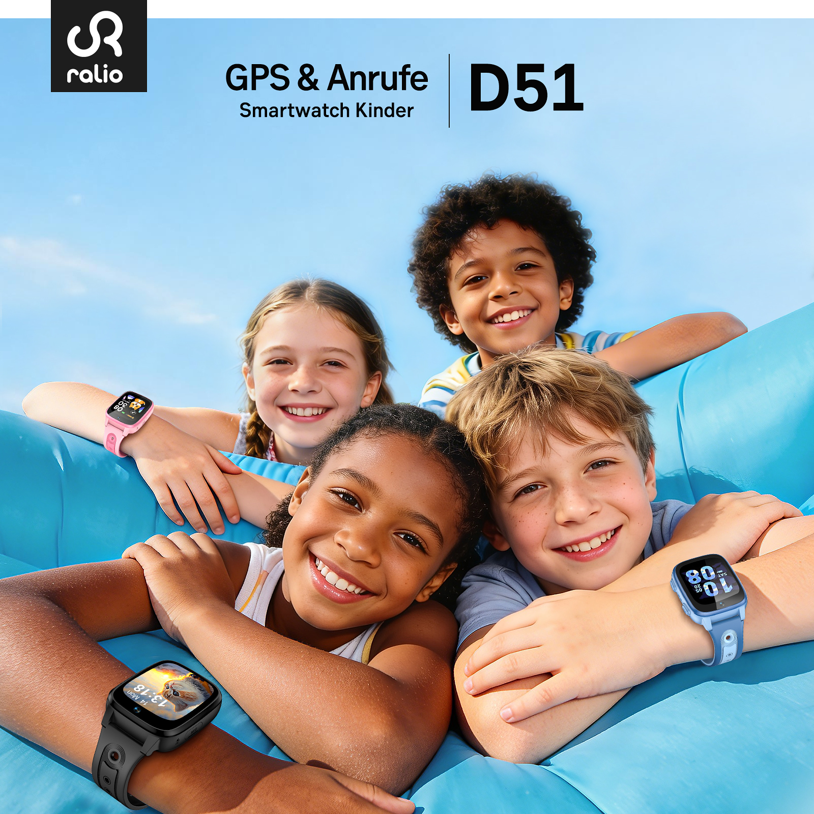 Vier lachende Kinder auf einer blauen Luftmatratze, zwei tragen Smartwatches.