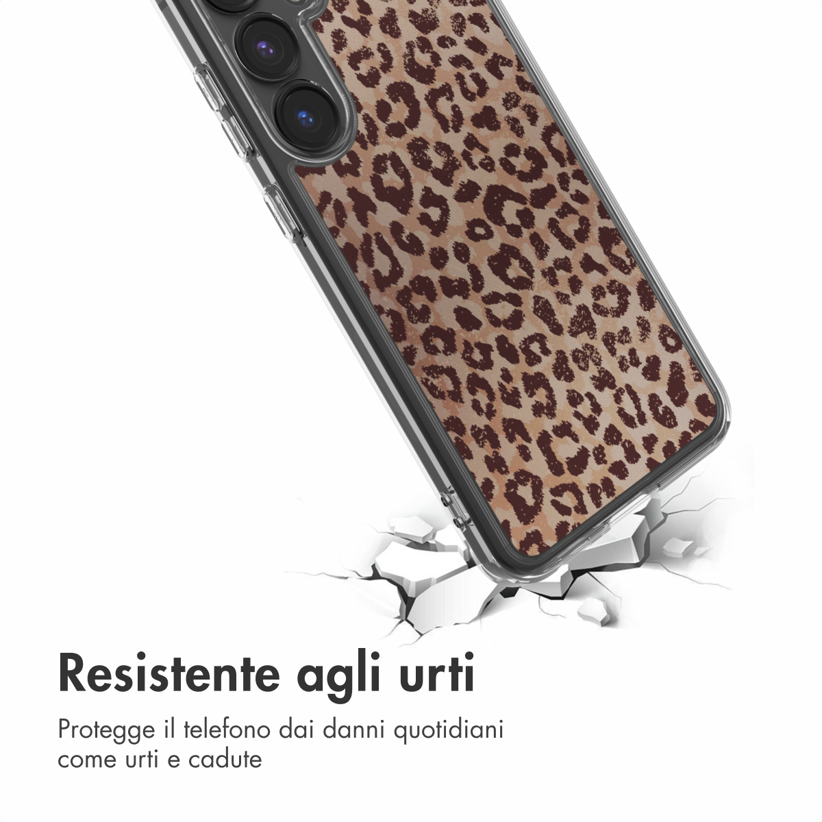 Un téléphone avec une coque léopard tombe sur une surface blanche craquelée.