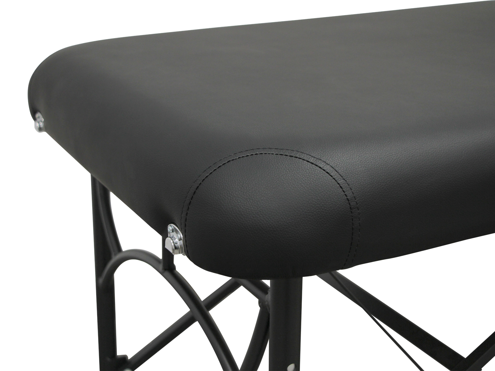 Mesa de masaje negra con borde cosido y patas de metal.