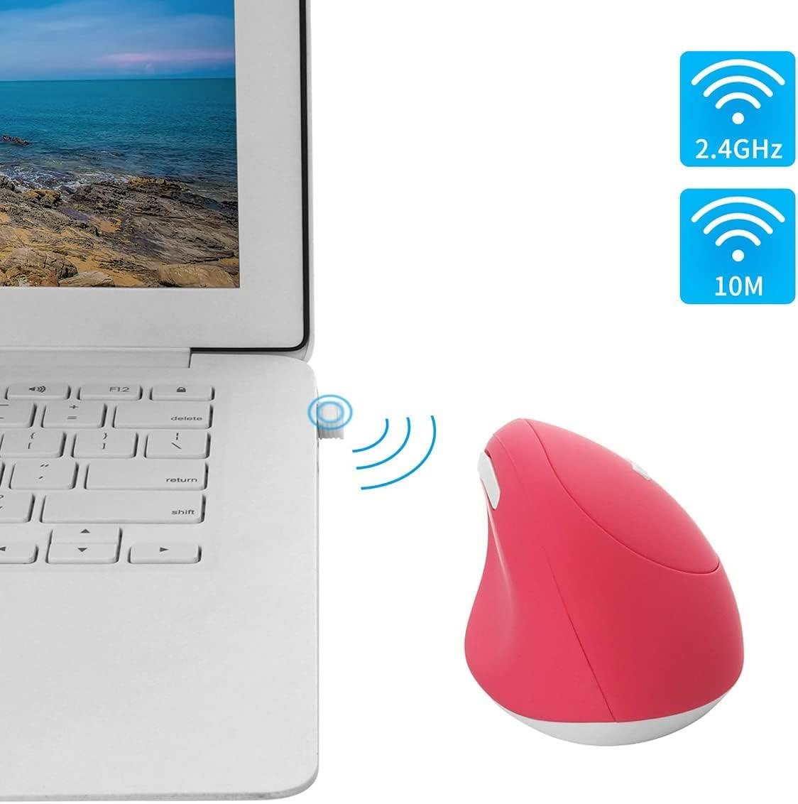Ekranında deniz manzarası olan bir dizüstü bilgisayarın yanında pembe ergonomik fare.