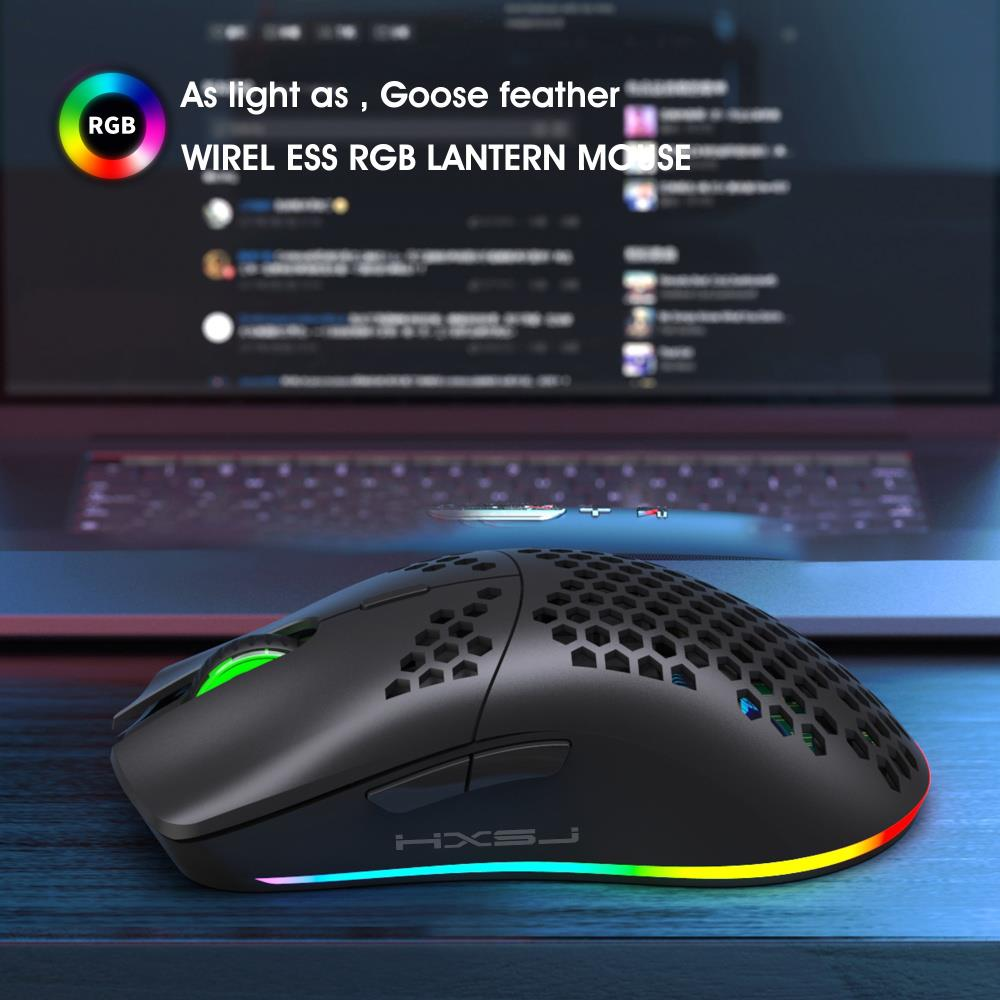 Ahşap masa üzerinde petek desenli ve aydınlatmalı kenarlı siyah RGB oyuncu faresi.