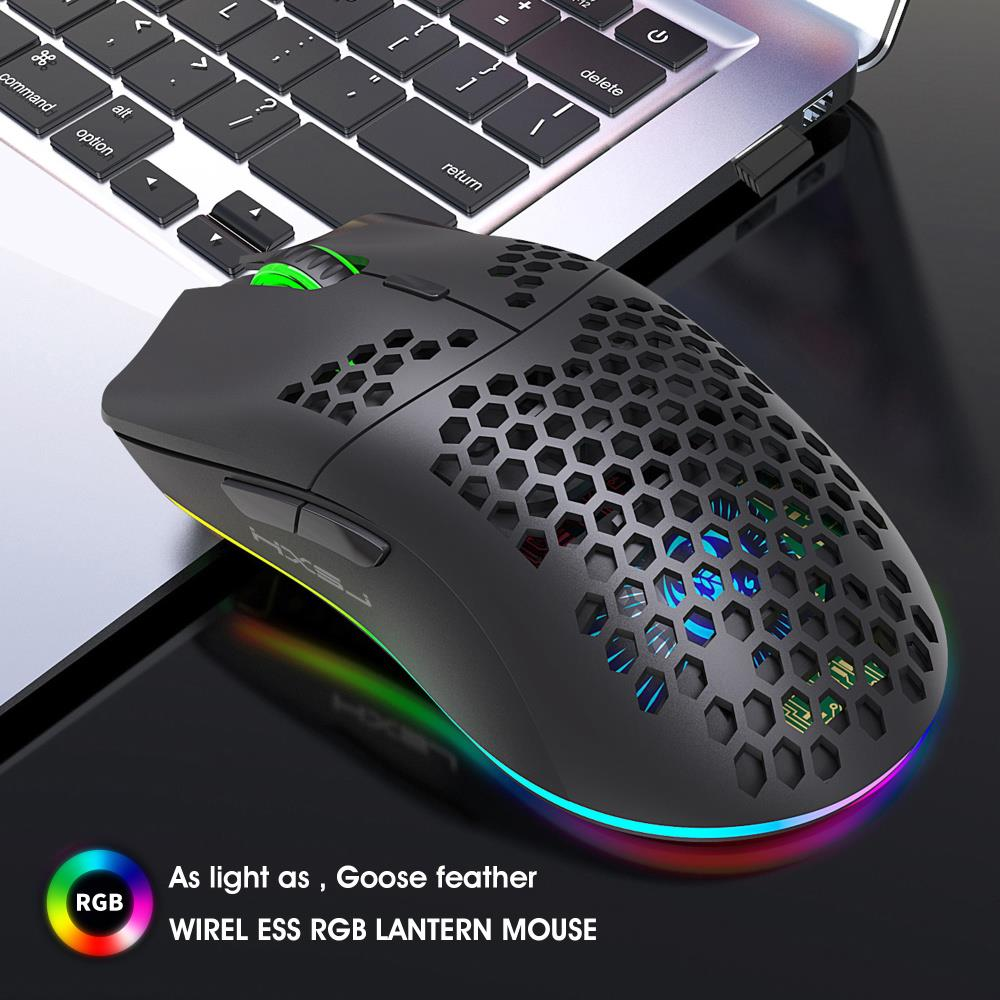 Siyah petek desenli RGB aydınlatmalı fare klavyenin üzerinde duruyor.