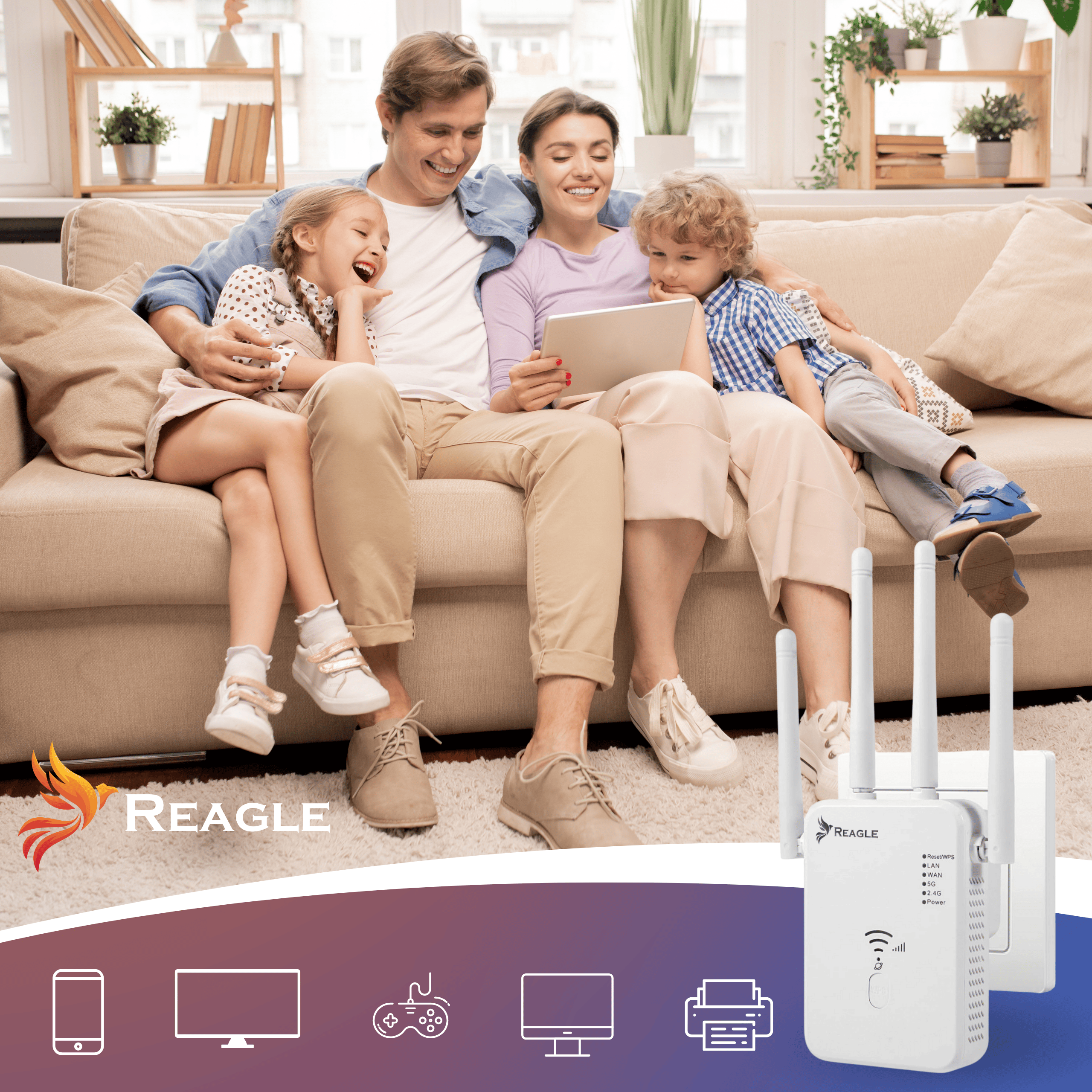 Eine Familie sitzt auf einem Sofa und schaut auf ein Tablet. Ein WLAN-Verstärker ist im Vordergrund.