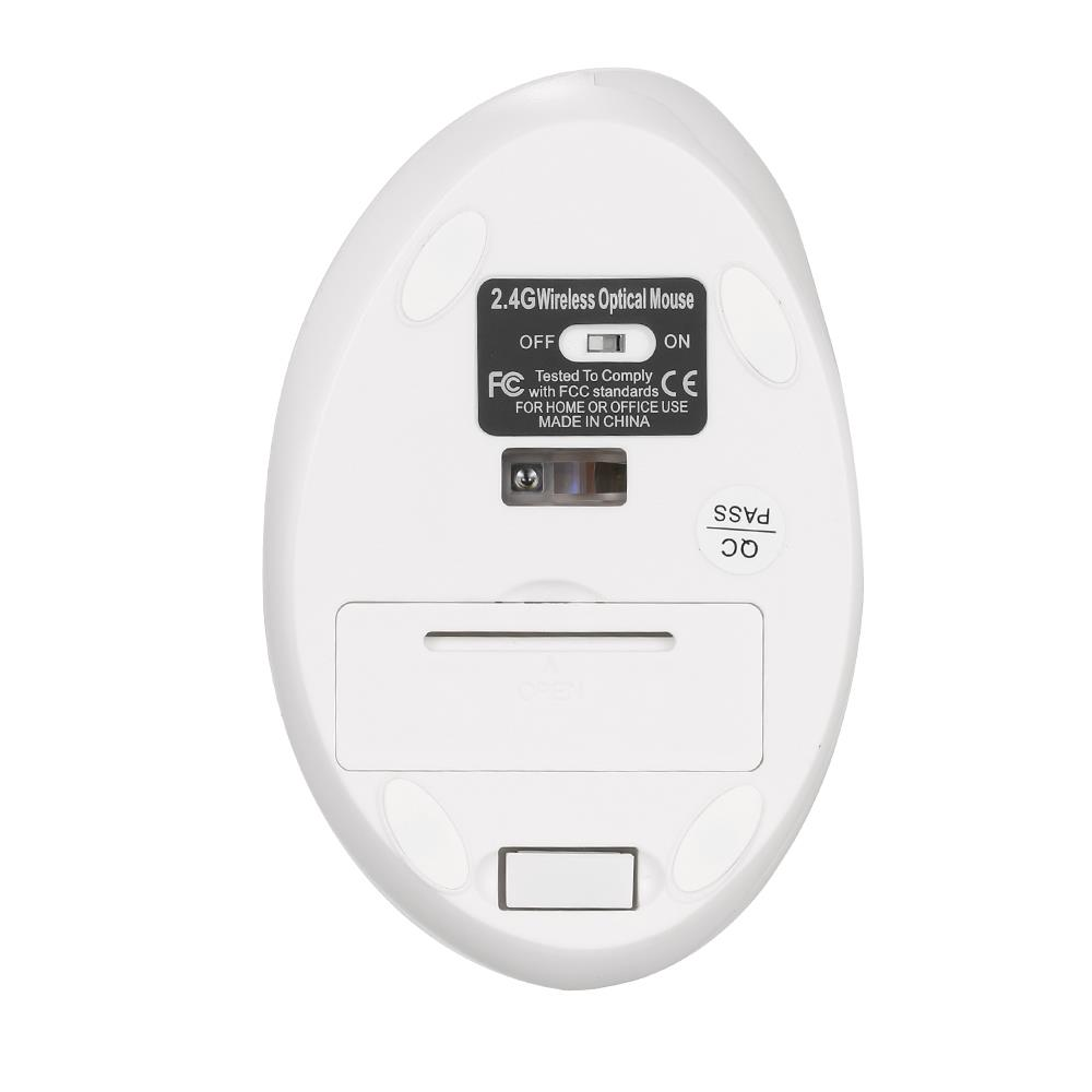 Etiketli ve pil bölmeli beyaz 2.4G kablosuz farenin alt tarafı.