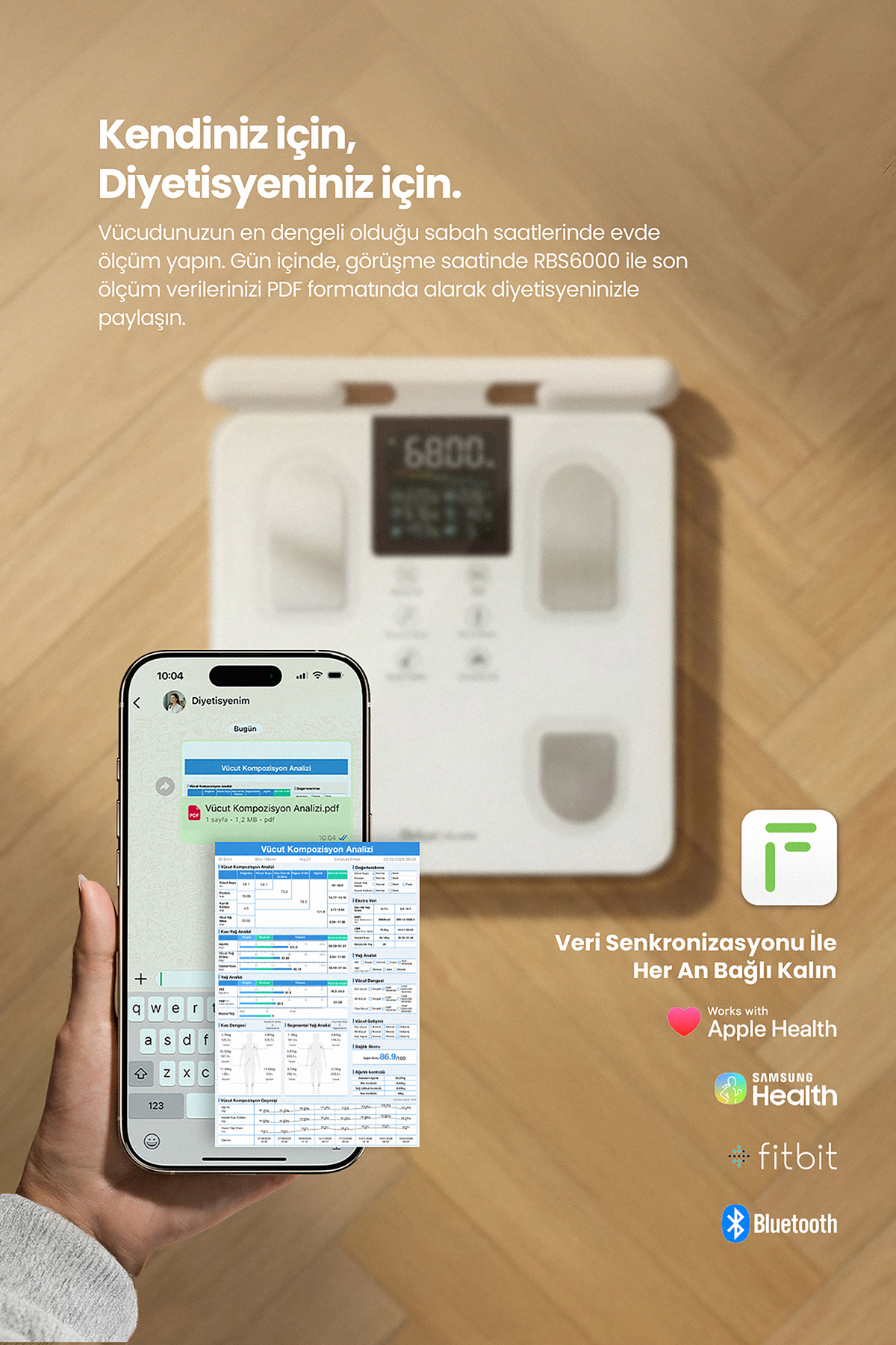 Akıllı telefon vücut kompozisyon analiz uygulamasını gösteriyor. Arkada tartı var.