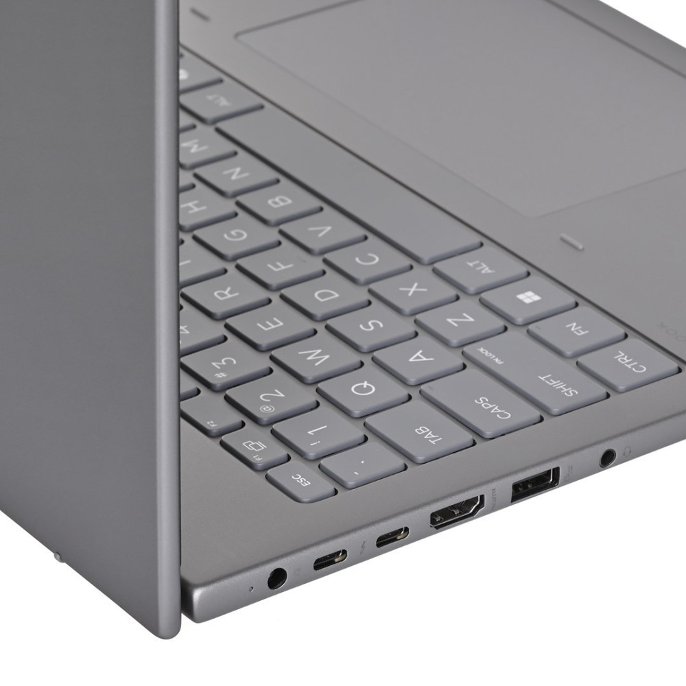 Zbliżenie klawiatury i portów szarego laptopa, pokazujące klawisze ESC, TAB i CTRL.