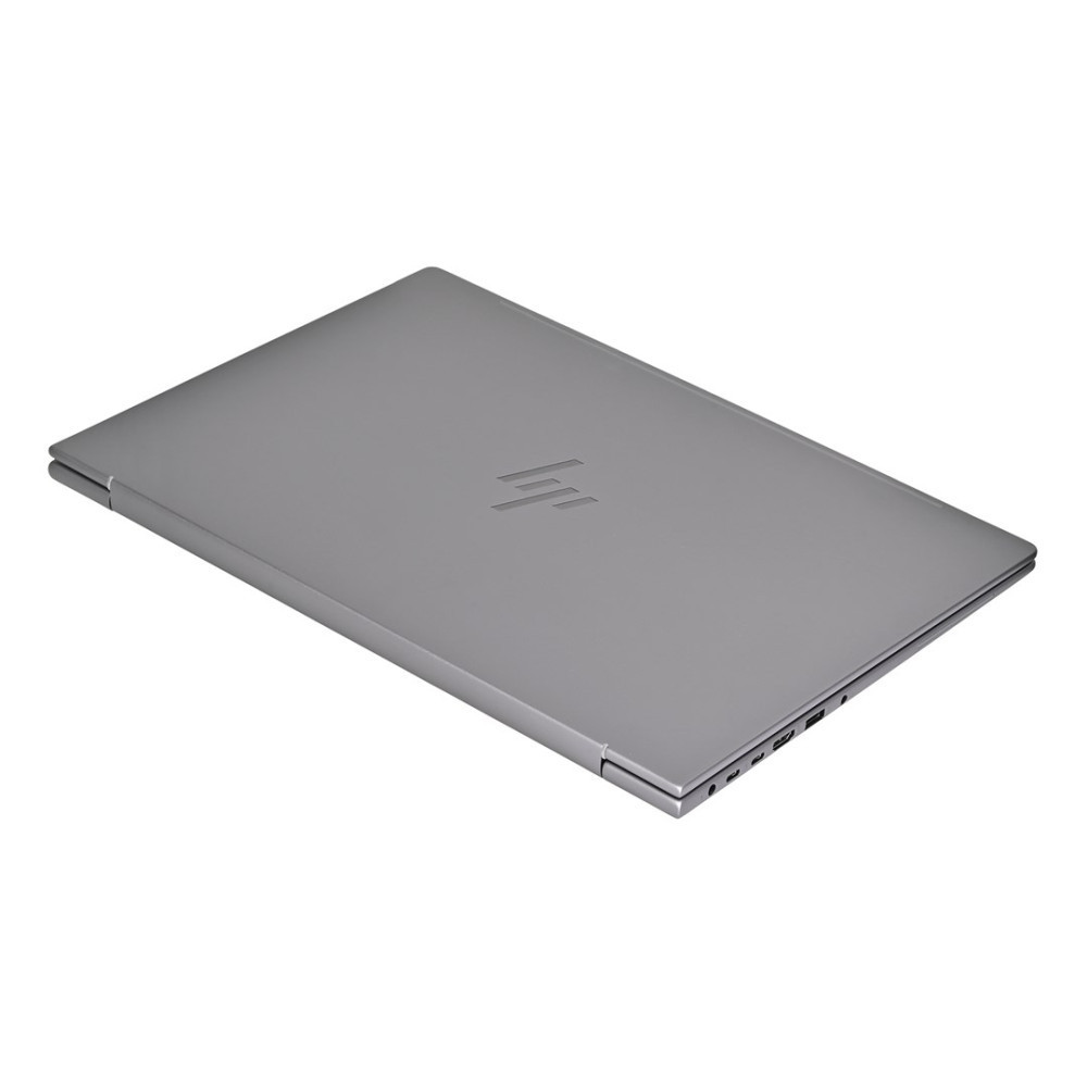 Zamknięty srebrny laptop z logo HP na pokrywie, na białym tle.
