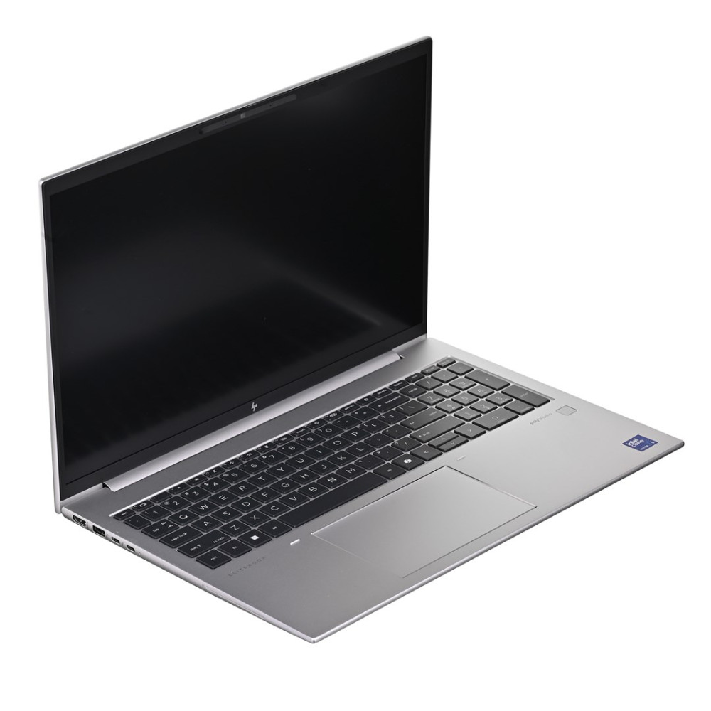 Srebrny laptop HP Elitebook, otwarty z czarnym ekranem i klawiaturą na białym tle.