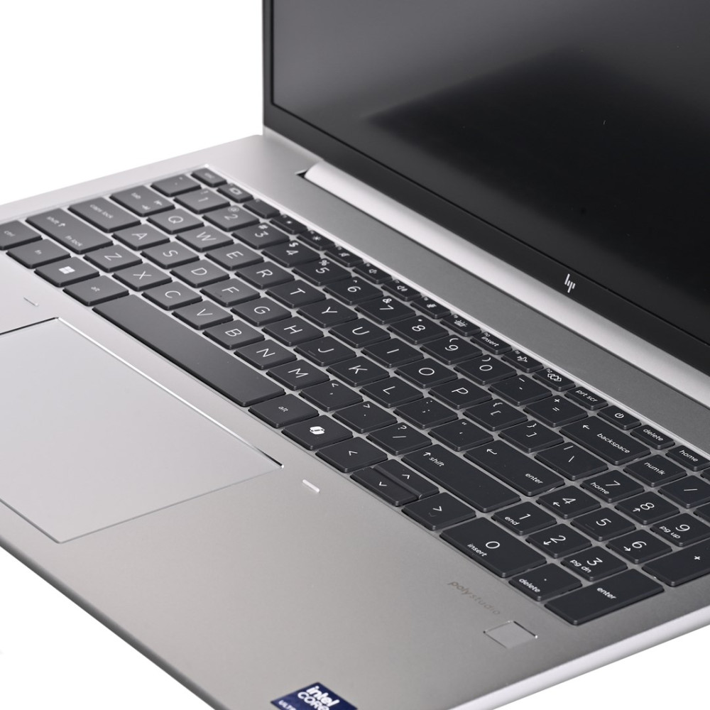 Zbliżenie na srebrną klawiaturę i gładzik laptopa. Widoczne logo HP.