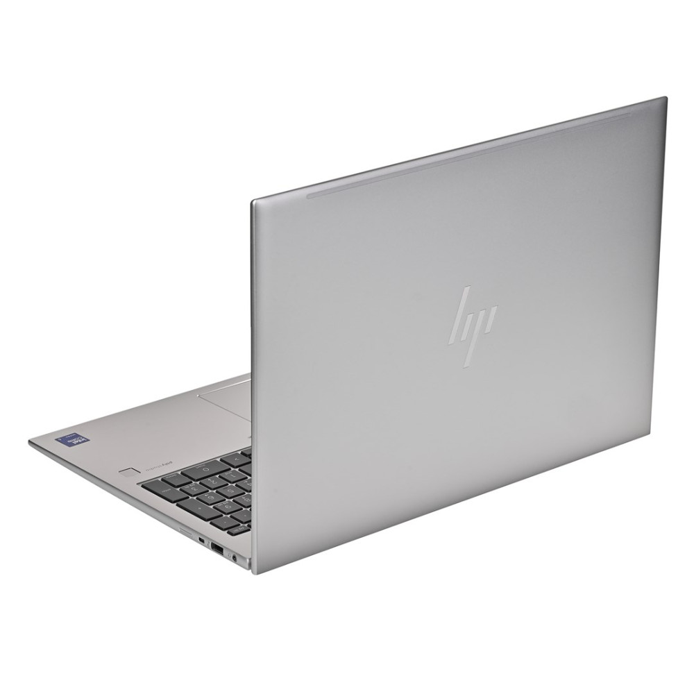 Srebrny laptop HP z widoczną klawiaturą, pokazany pod kątem na białym tle.