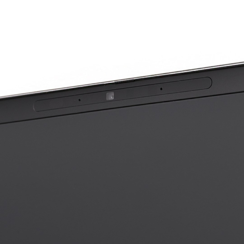 Zbliżenie na górną ramkę laptopa z zintegrowaną kamerą i mikrofonami.