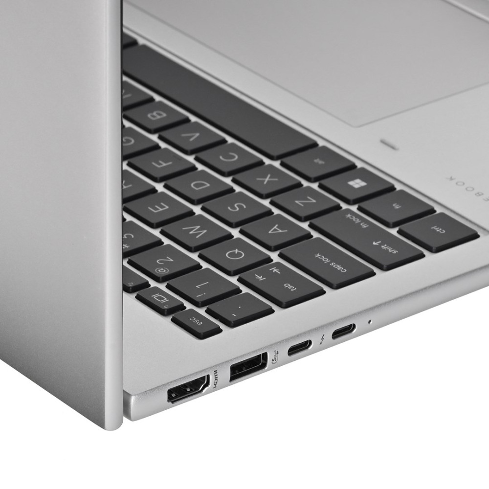 Srebrny laptop z czarną klawiaturą i portami HDMI/USB-C.