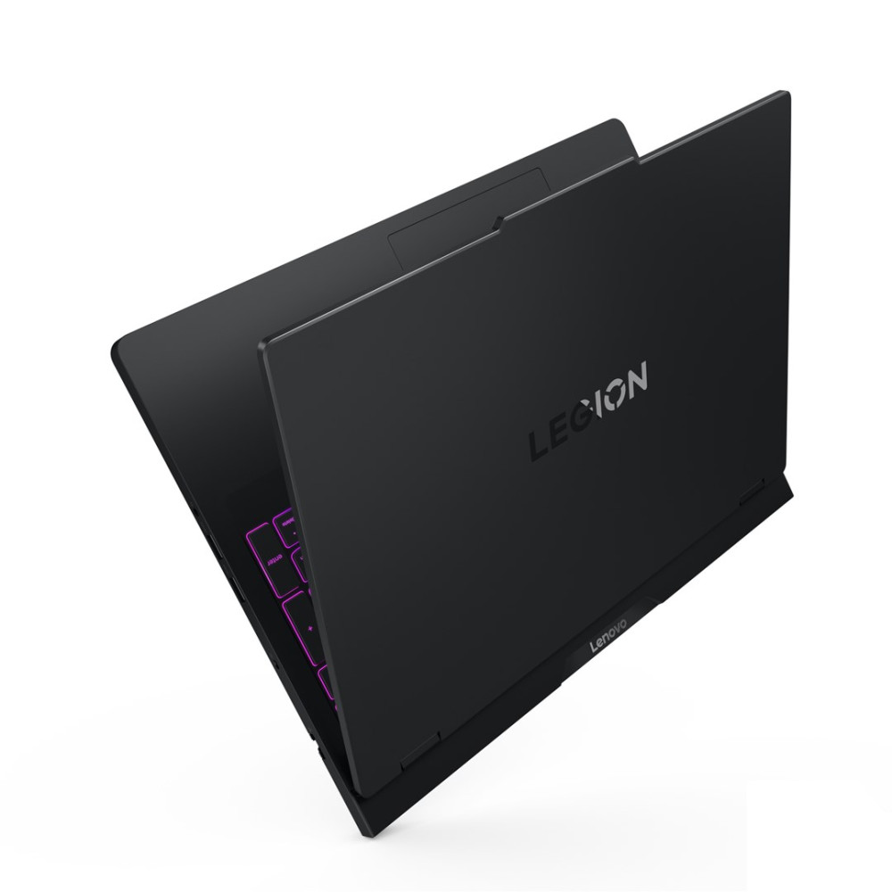 Czarny laptop Lenovo Legion z podświetlaną fioletową klawiaturą, widok pod kątem.