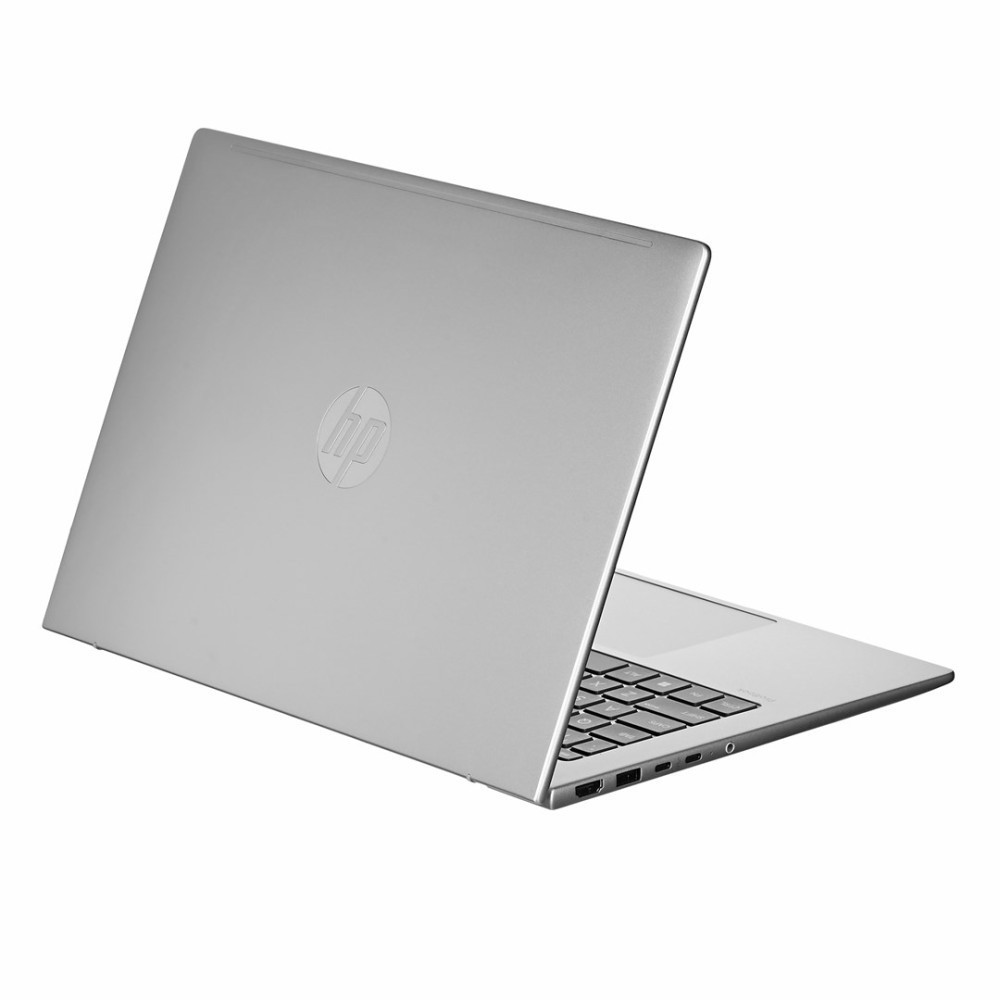 Srebrny laptop HP, widziany od tyłu z lewej strony, z otwartym ekranem.