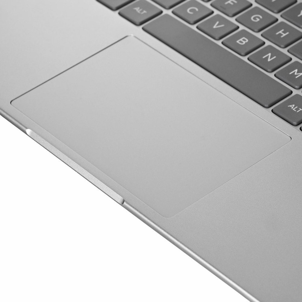 Zbliżenie srebrnego laptopa z touchpadem i klawiaturą.
