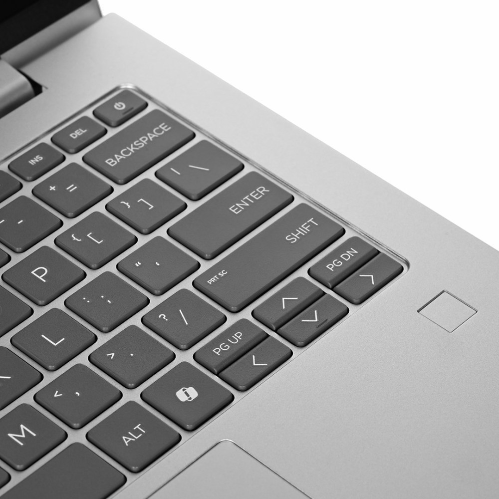 Zbliżenie srebrnej klawiatury laptopa z ciemnoszarymi klawiszami i czytnikiem linii papilarnych.