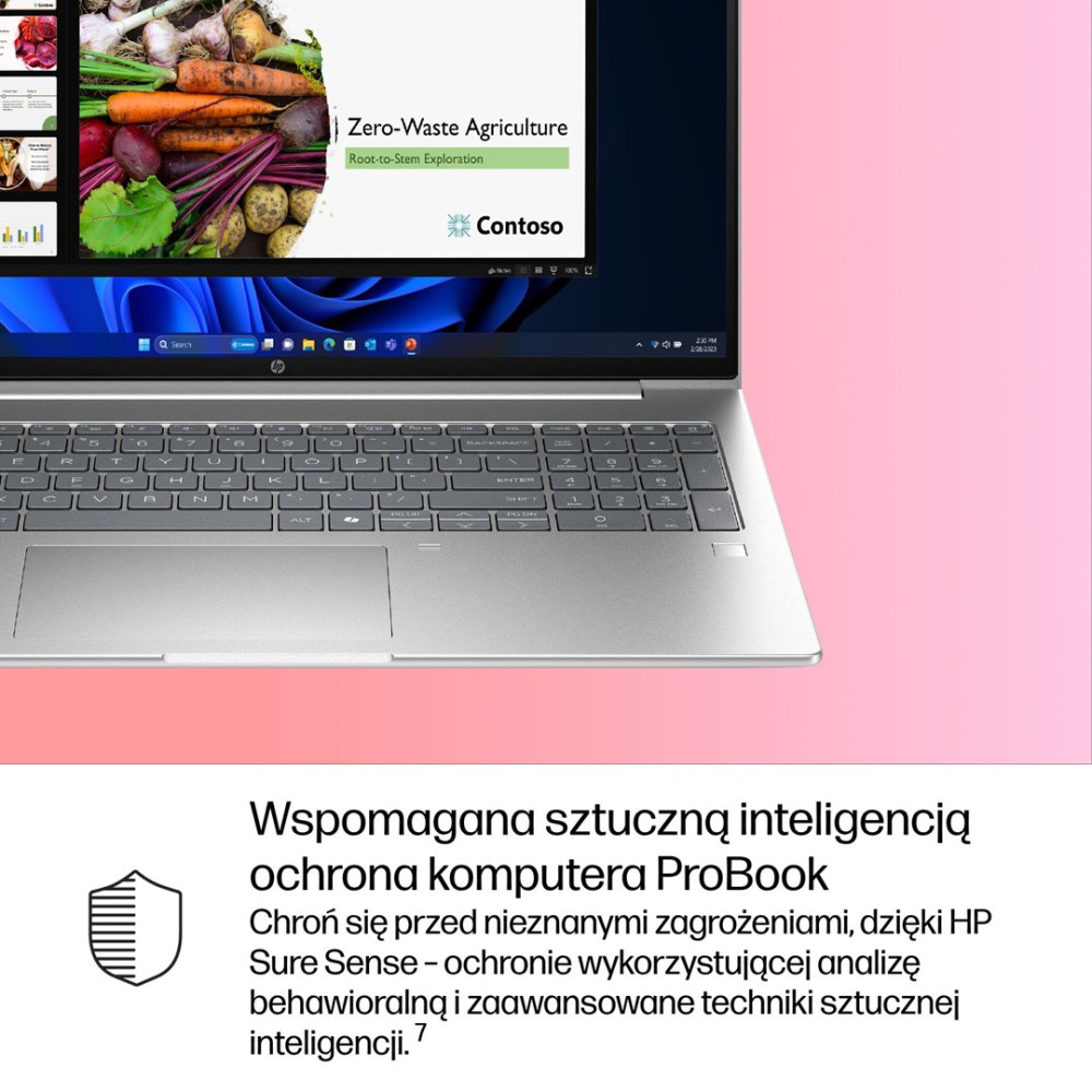 Laptop wyświetla prezentację o rolnictwie zero-waste z warzywami.