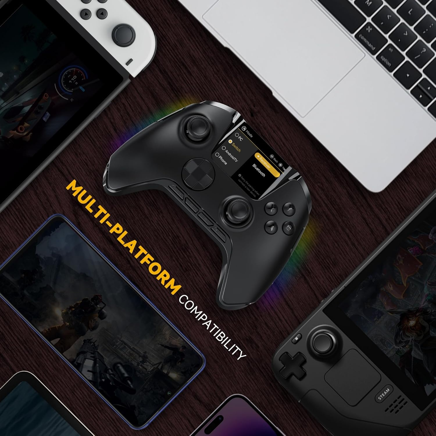 Gaming-Controller auf Holzoberfläche mit Laptop, Telefon und Handheld-Konsole.