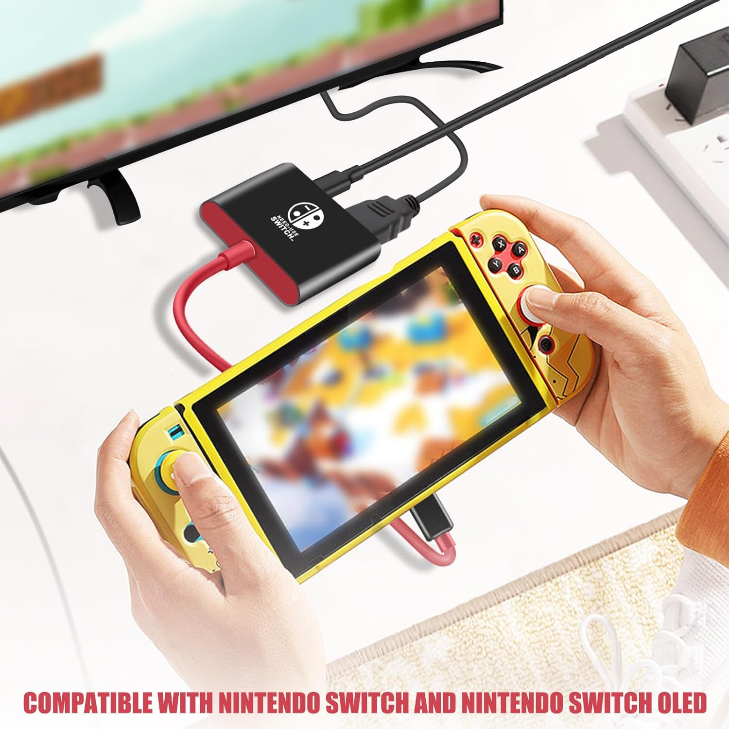 Gelbe Nintendo Switch über Adapter mit dem Fernseher verbunden. Hände halten die Konsole.