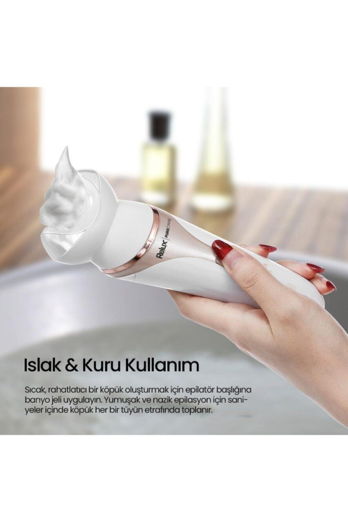 Bir el, pembe altın vurgulu beyaz bir epilatör ve köpük tutuyor.