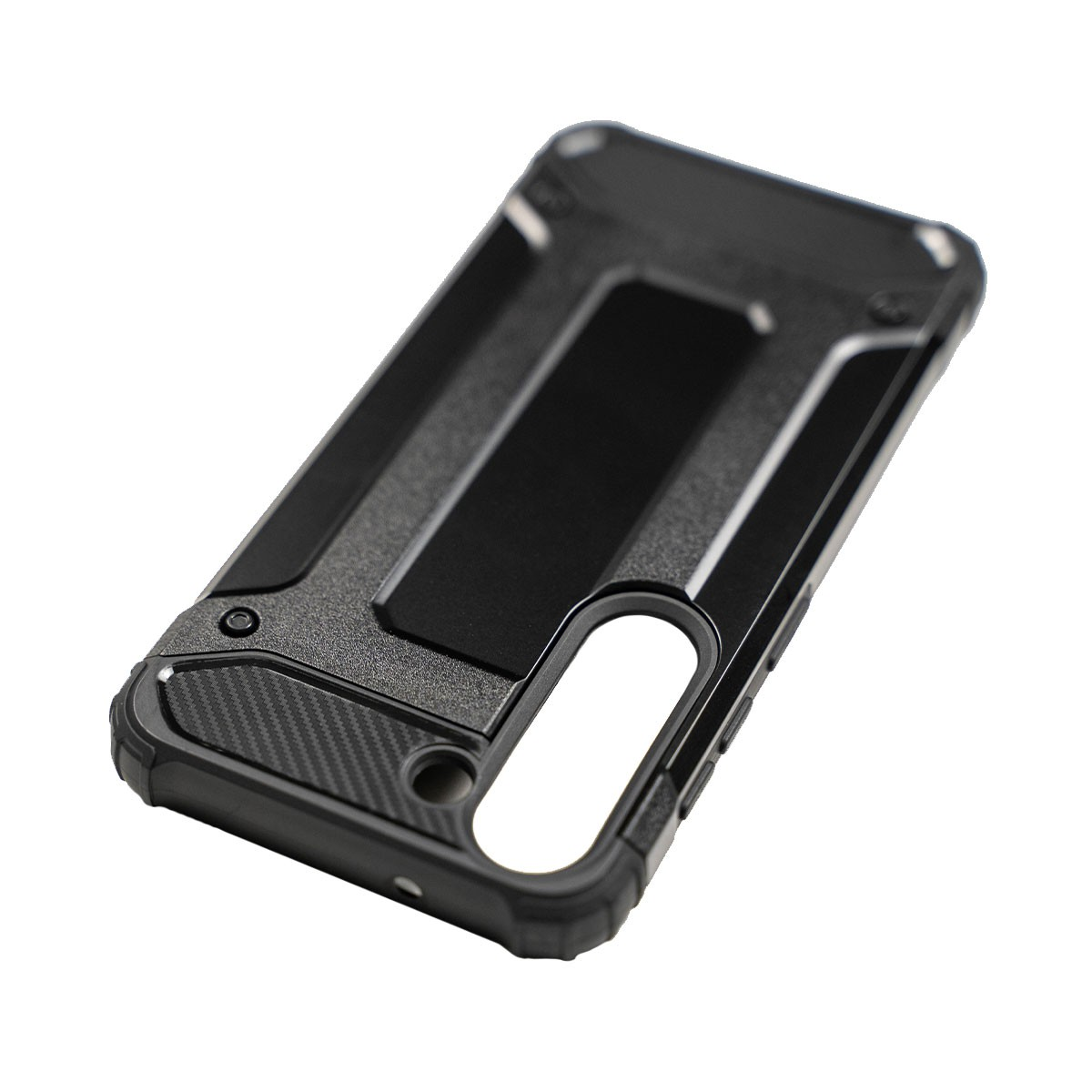Custodia nera per telefono con accenti in fibra di carbonio e ritagli per fotocamera e porte.
