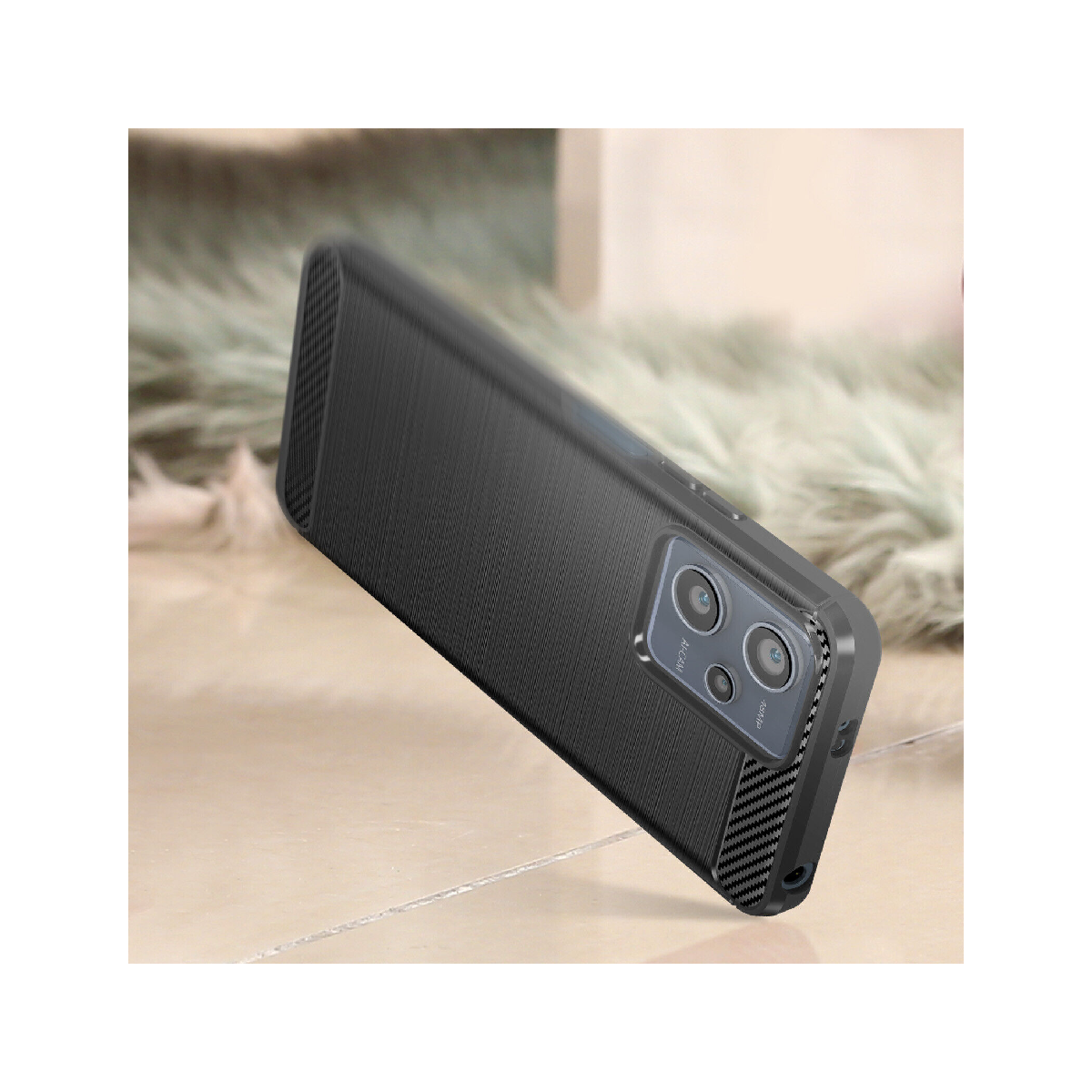 Cover nera per telefono con superficie testurizzata e obiettivo fotocamera su sfondo chiaro.