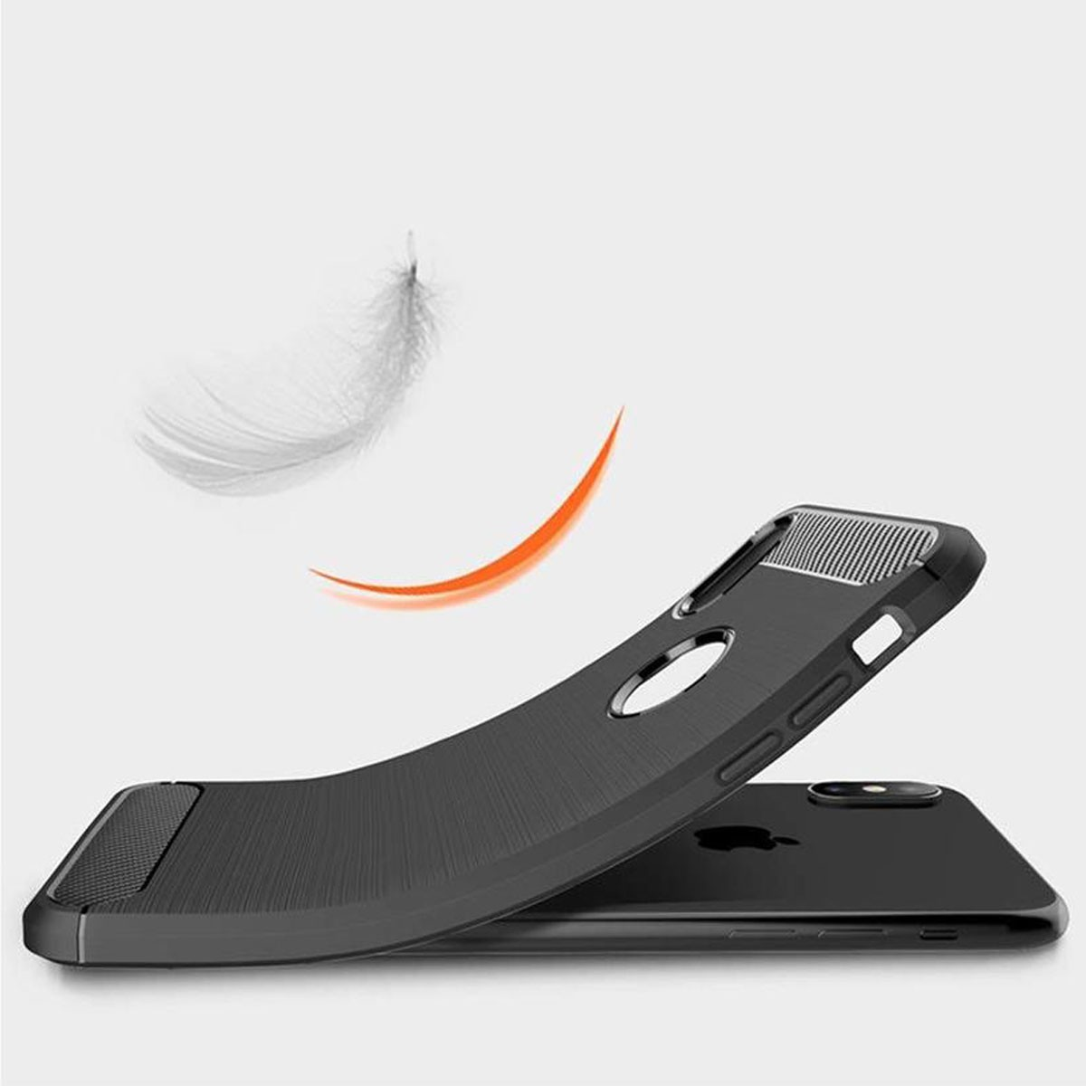 Custodia nera per telefono con texture spazzolata su un iPhone nero. Piuma leggera.