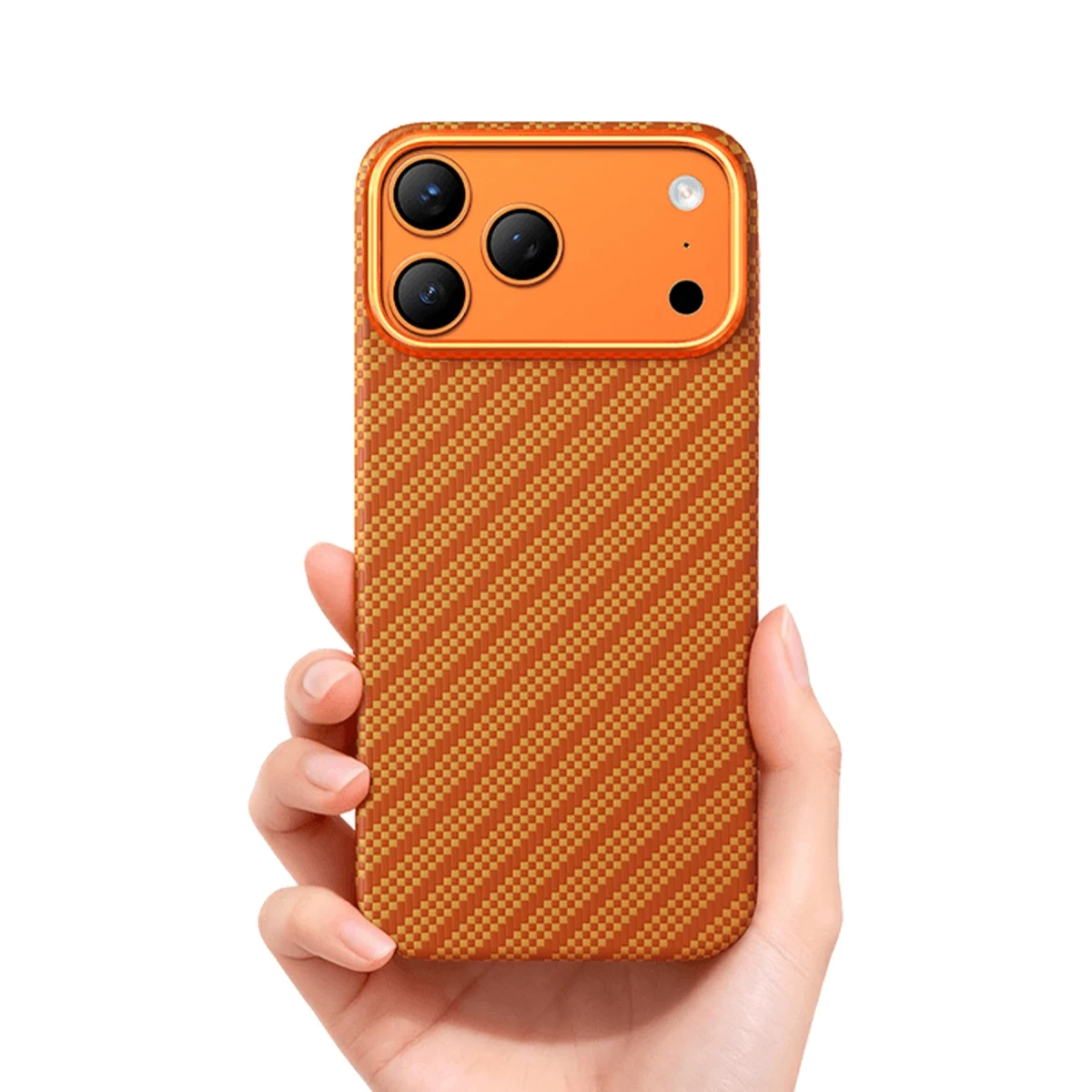 Turuncu karbon desenli telefon kılıfı elinde tutuluyor. Üstte kamera modülü.