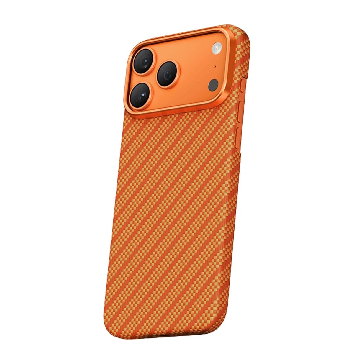 Karbon fiber dokulu turuncu telefon kılıfı ve üçlü kamera lensi.