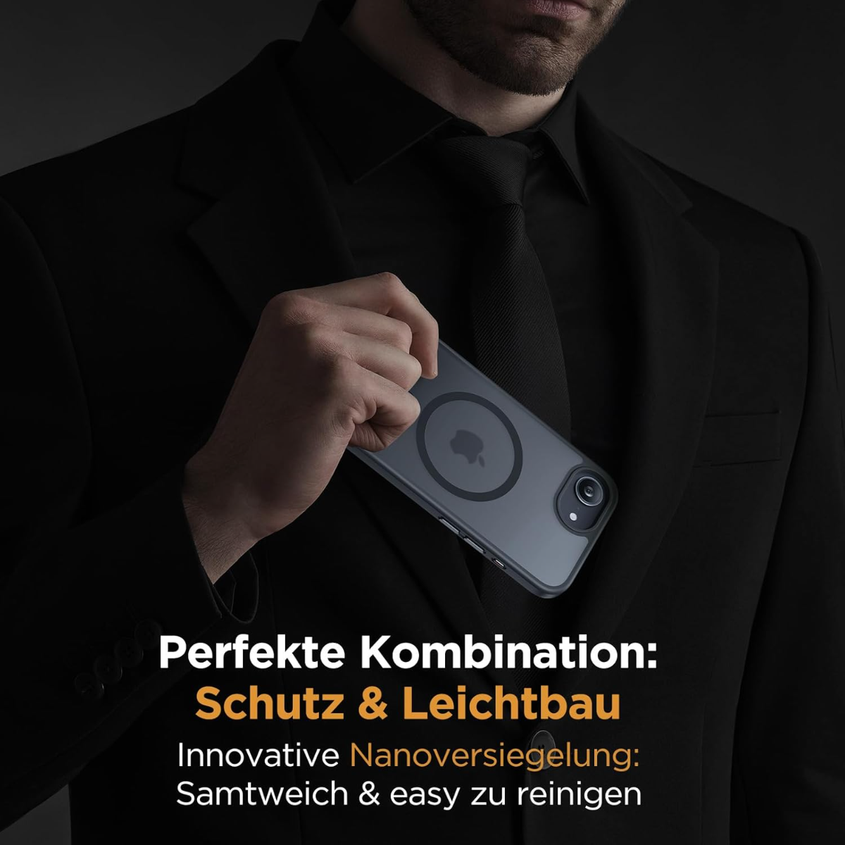 Mann im schwarzen Anzug hält ein transparentes Handy-Case mit MagSafe-Ring.