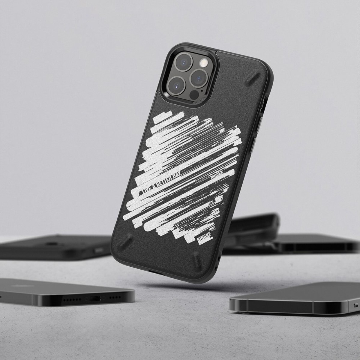 Cover nera per telefono con disegno a cuore bianco e testo.