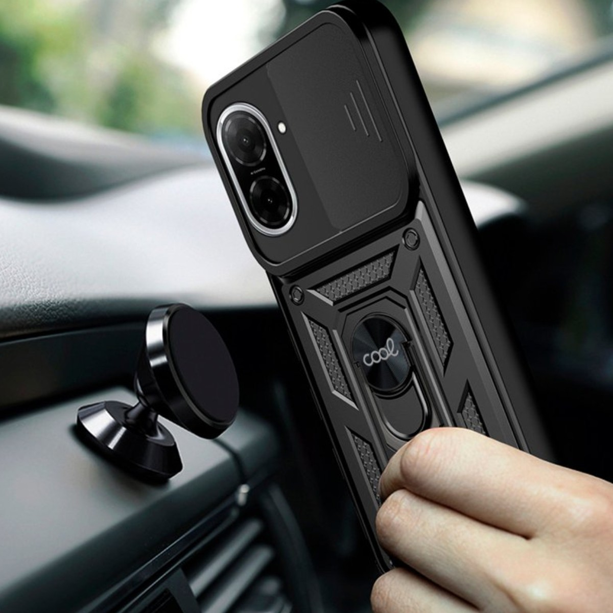 Custodia nera per telefono con copri fotocamera sul cruscotto dell'auto con supporto magnetico.