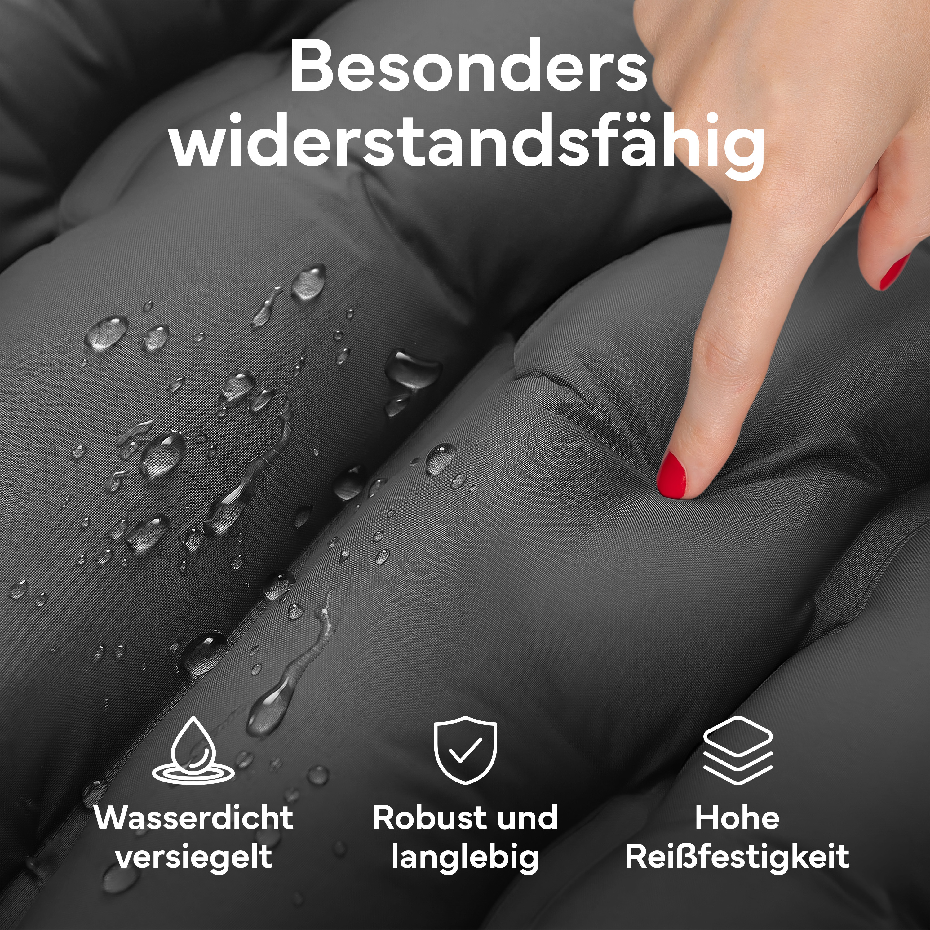 Finger drückt auf dunkles, wasserabweisendes Material mit Text.