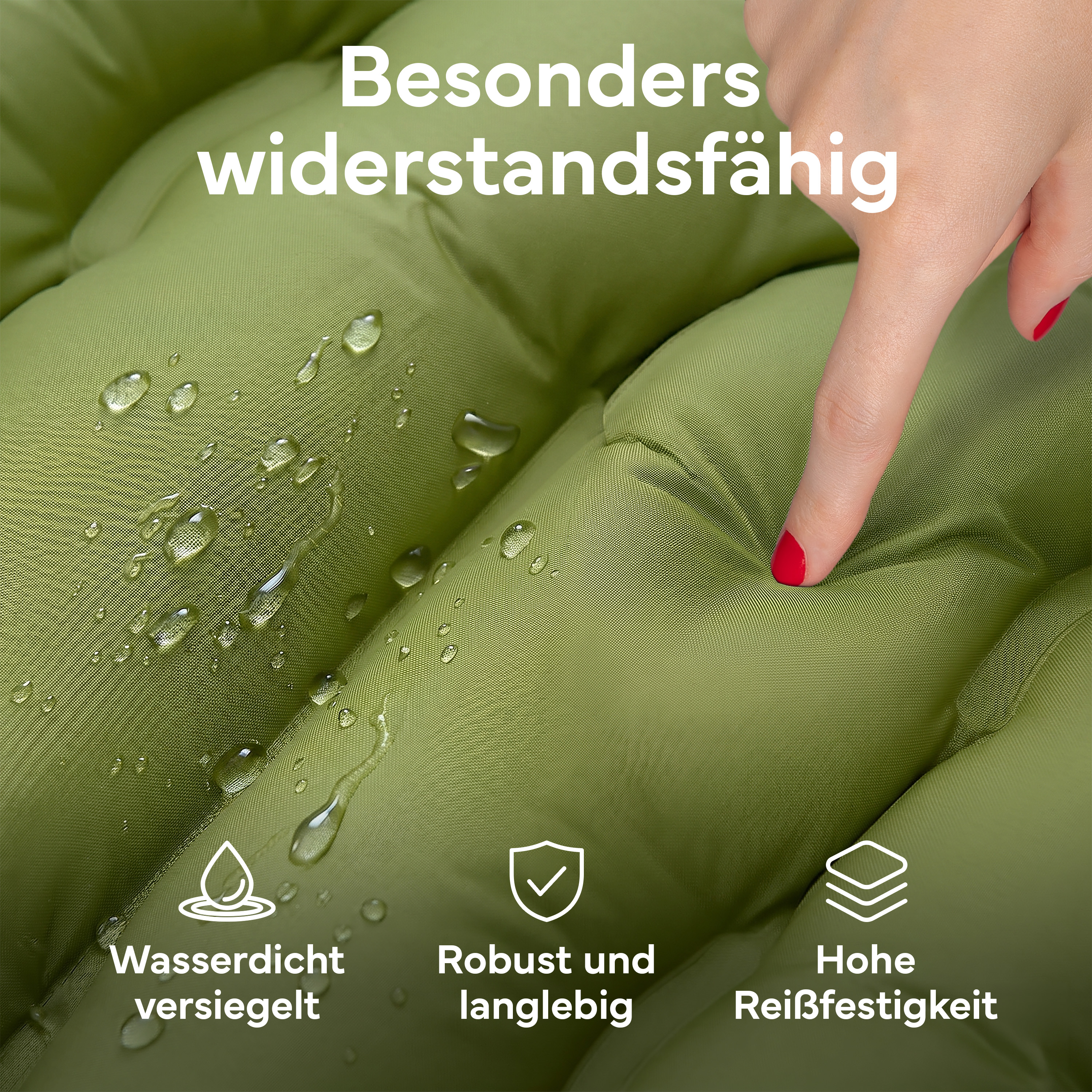 Grüner Stoff mit Wassertropfen. Eine Hand berührt ihn.