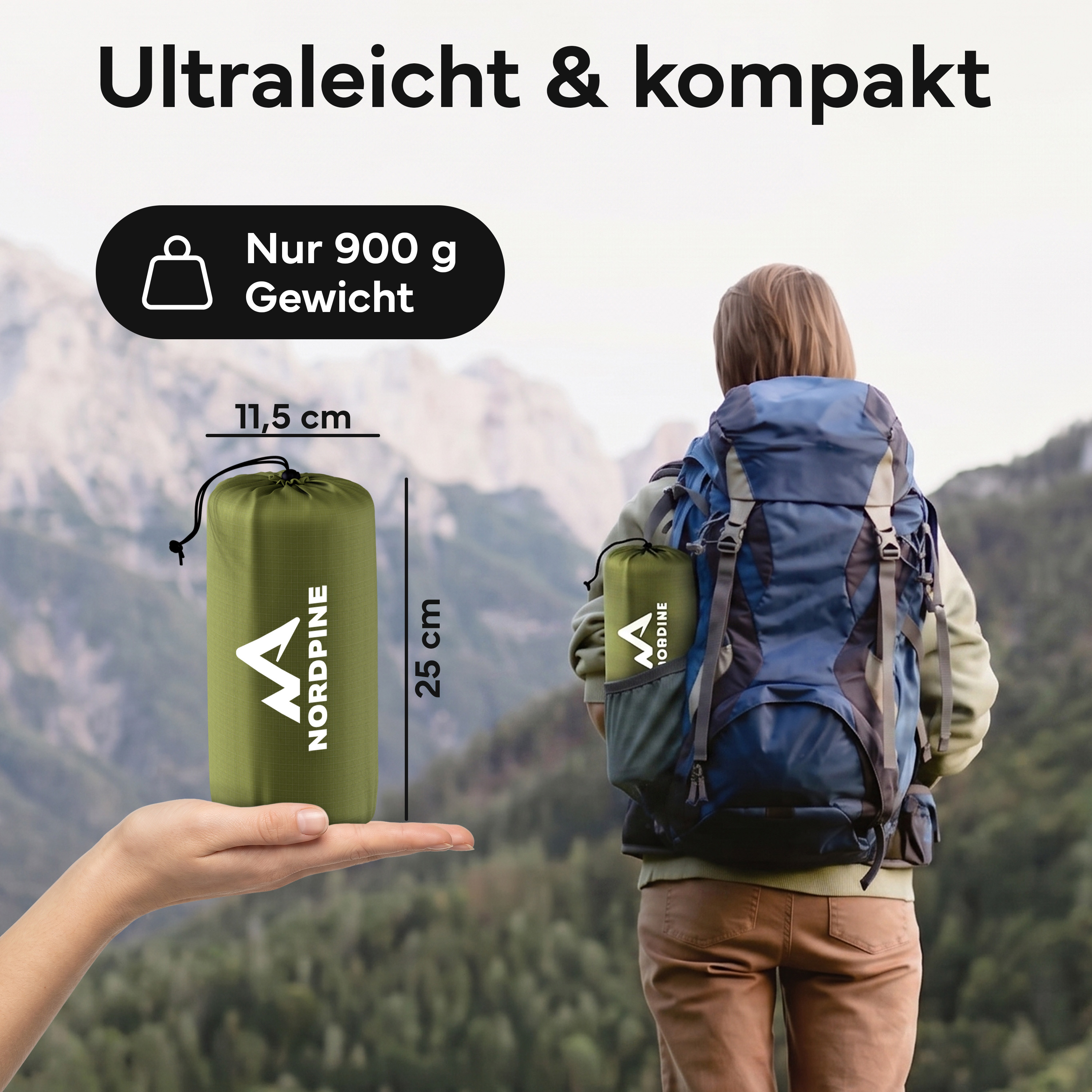 Person mit Rucksack hält grüne Tasche. Maße 11,5x25 cm.