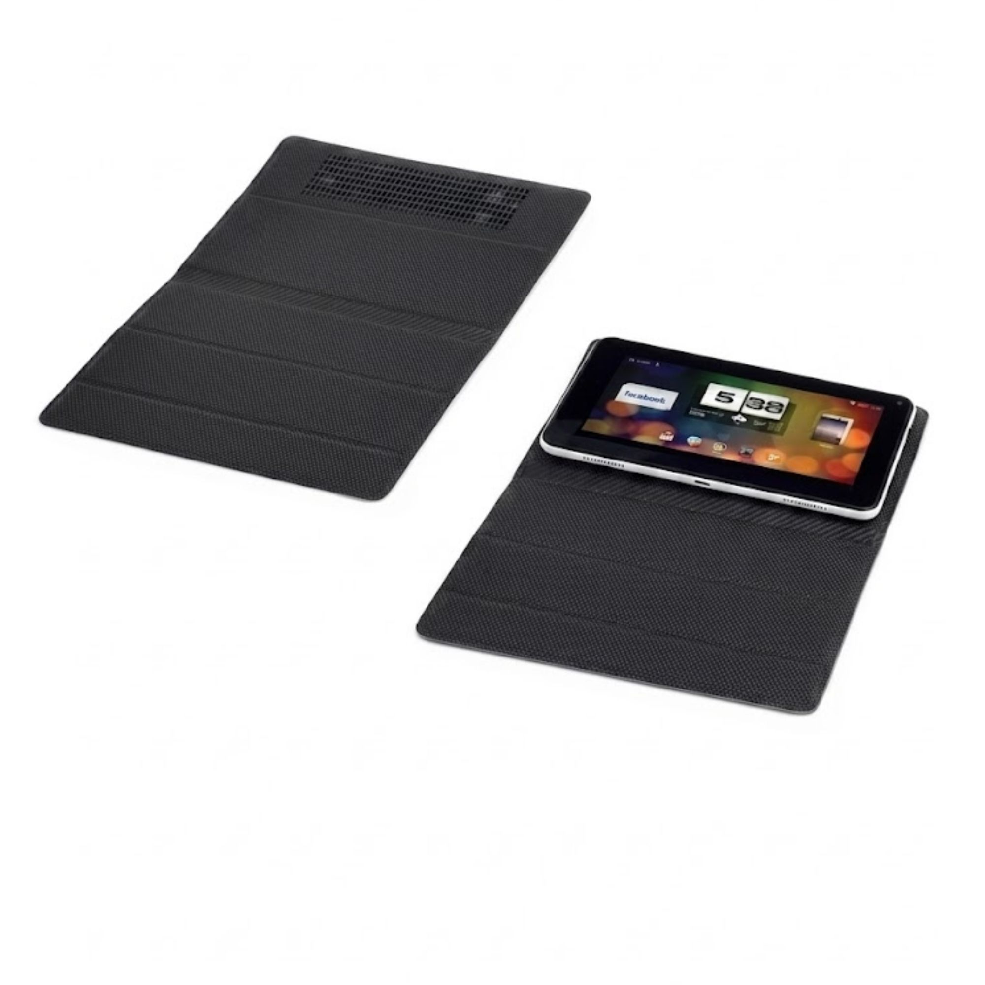 Beyaz arka plan üzerinde açık çevirmeli kılıflı siyah tablet.