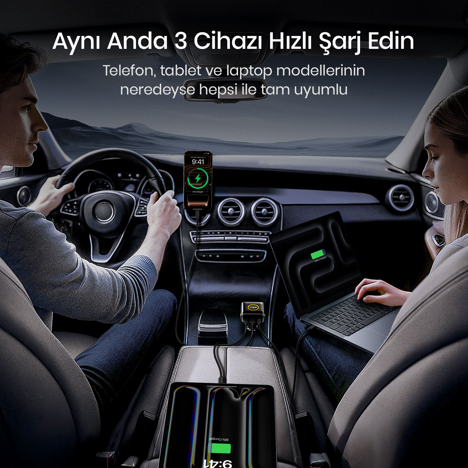 Adam araba kullanıyor, kadın laptop kullanıyor. Araçta birden fazla cihaz şarj oluyor.