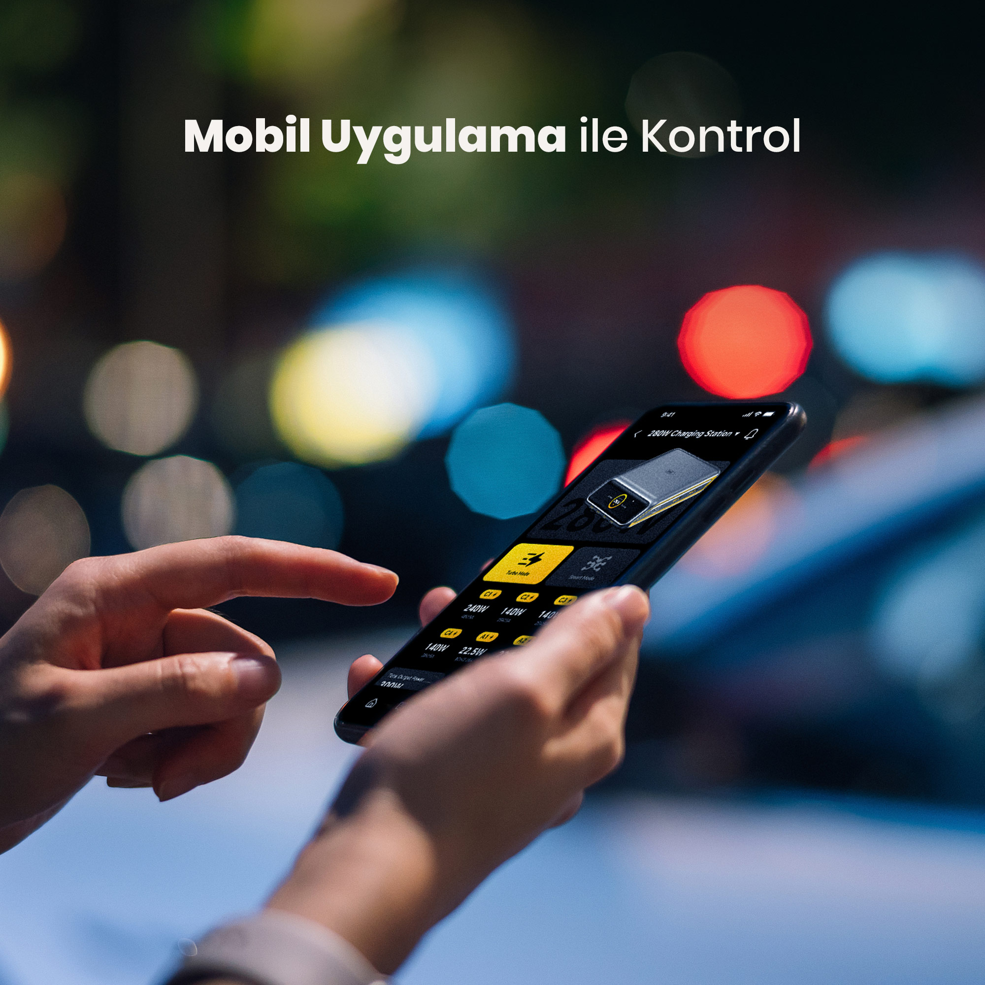 Bir el şarj bilgilerini gösteren bir akıllı telefon tutuyor. Arka planda bokeh ışıkları.