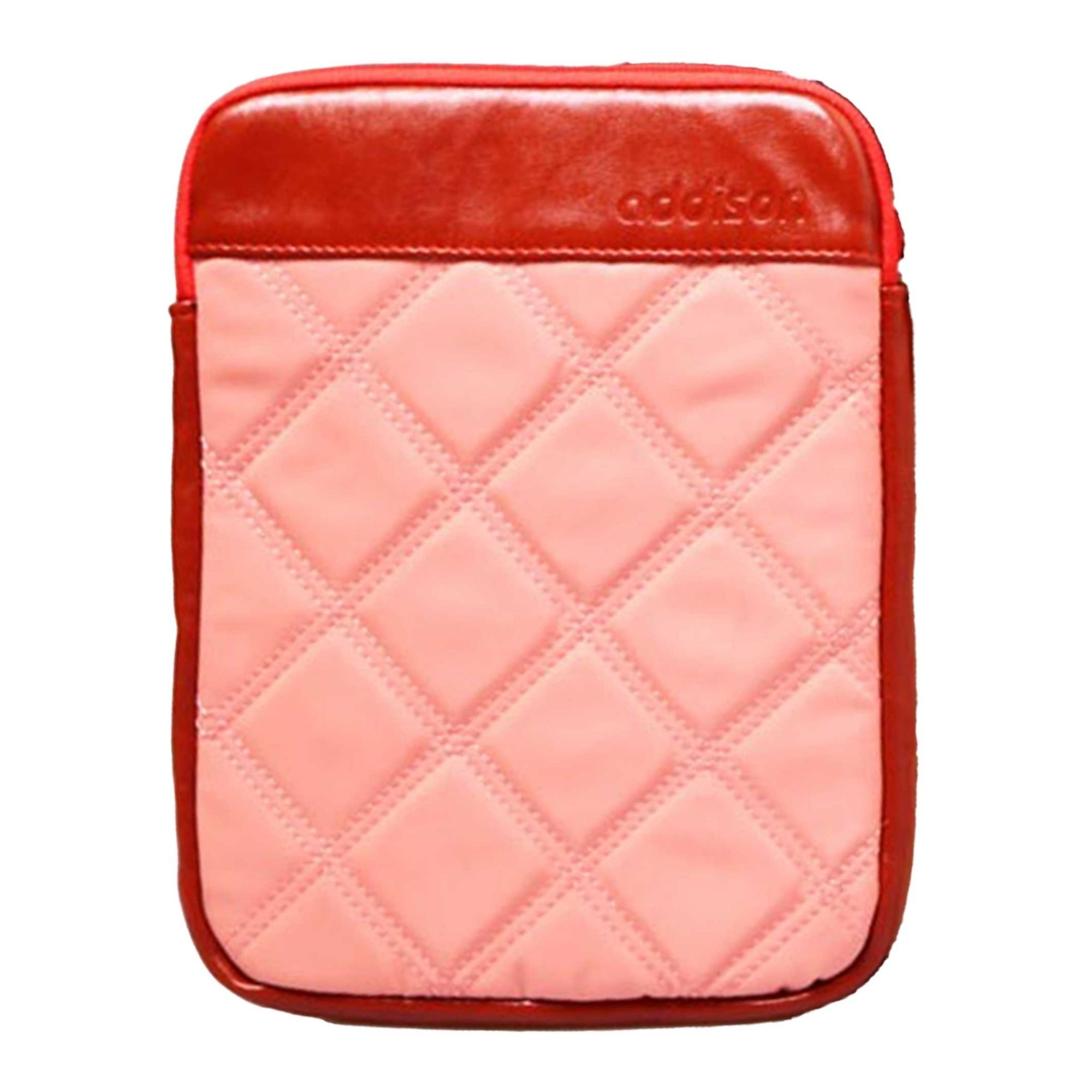 Üstte kırmızı kenarlı ve logolu pembe kapitone bir kese.
