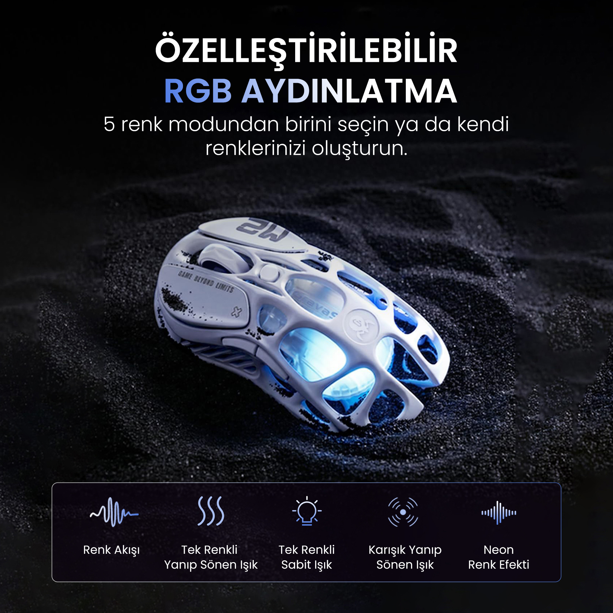 Mavi ışıklı beyaz oyuncu faresi, siyah kum üzerinde.