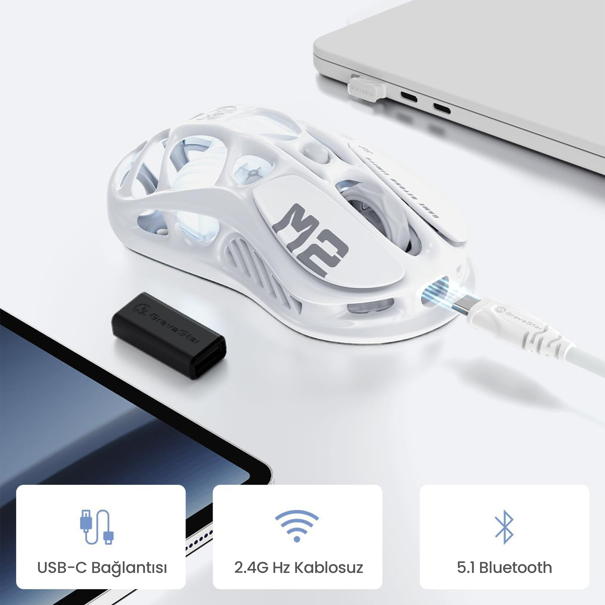 USB-C kablolu, dongle'lı ve dizüstü bilgisayarlı beyaz oyuncu faresi prototipi.
