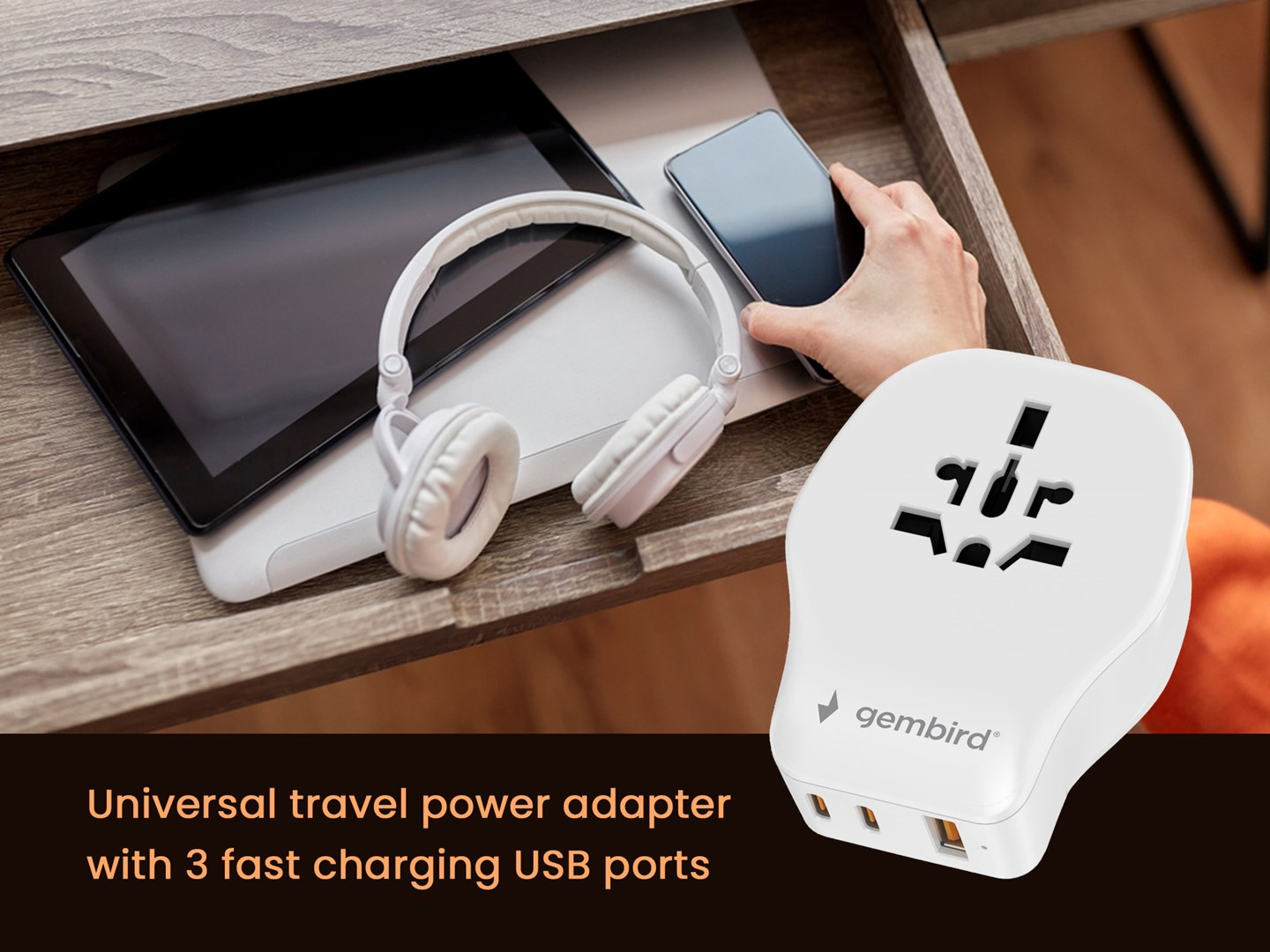 Een witte reisadapter met 3 USB-poorten staat naast een laptop, tablet en koptelefoon.