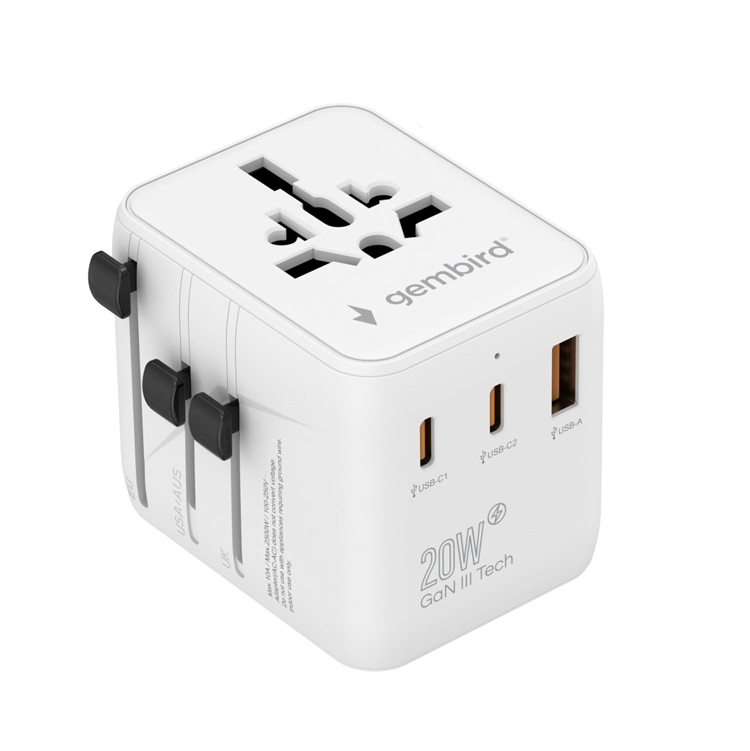 Een witte Gembird reisadapter met intrekbare pinnen, USB-C en USB-A poorten.