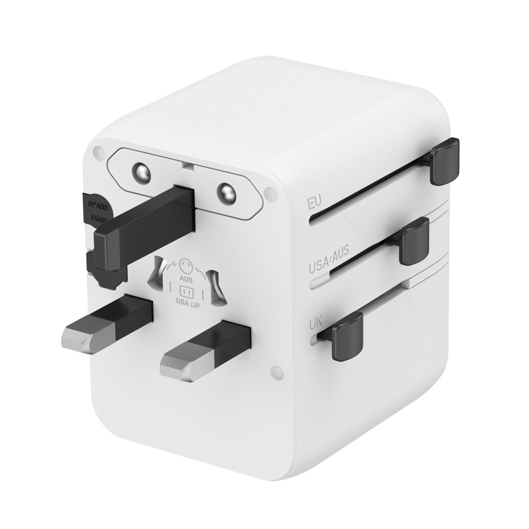 Een witte reisadapter met intrekbare pinnen voor EU-, USA/AUS- en VK-stopcontacten.