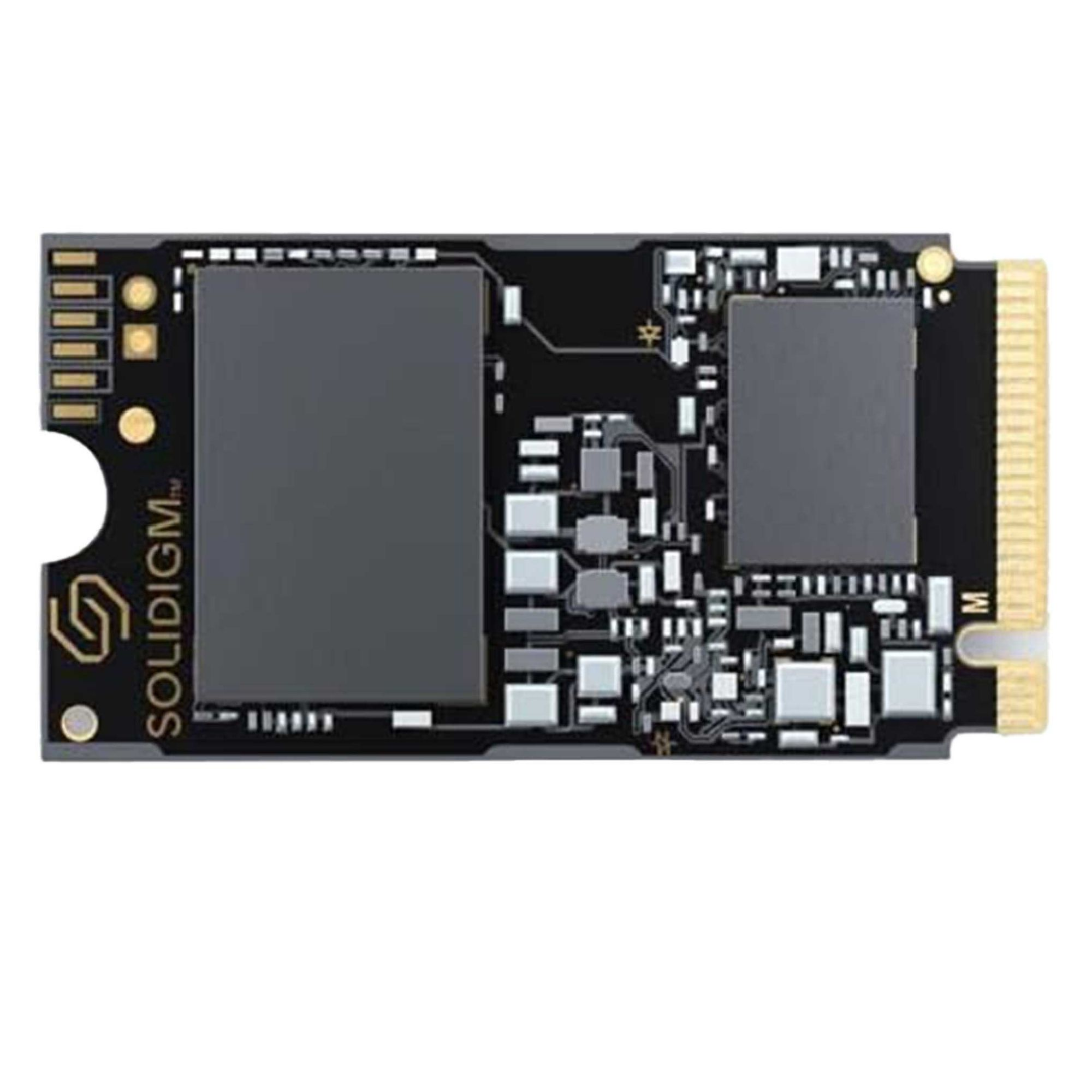 Gümüş çipler, altın konektör ve 'SOLIDIGM' logosuna sahip siyah M.2 SSD.