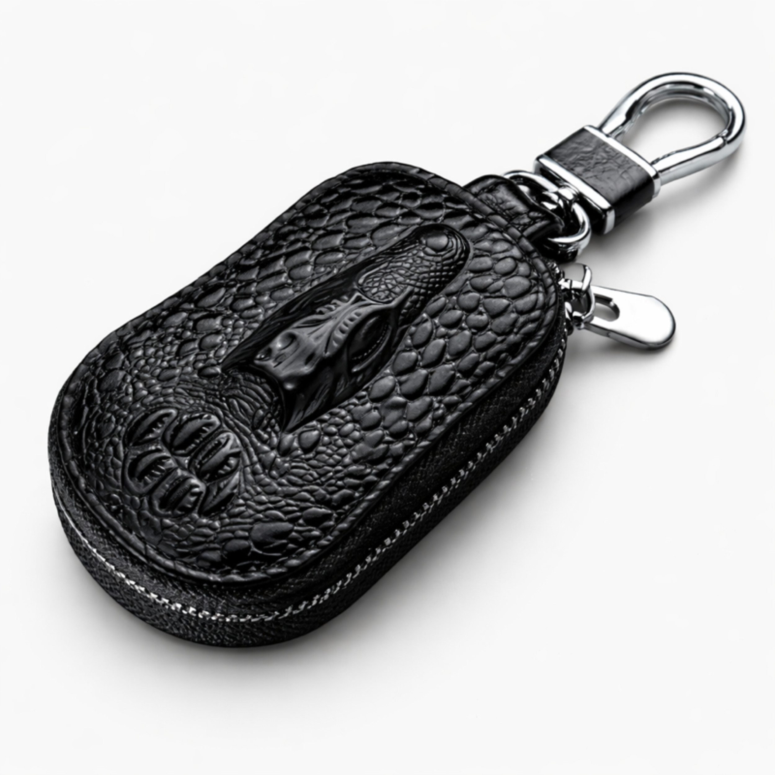Schwarzer Schlüsselanhänger in Alligator-Textur mit silberner Spange und Reißverschluss.
