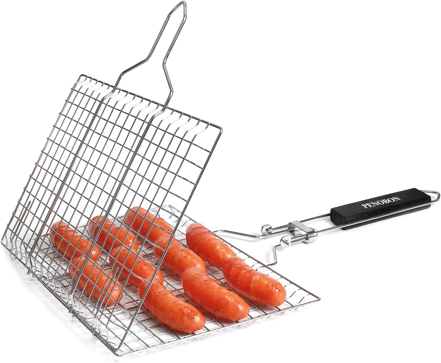 Ein Grillkorb mit mehreren Würstchen auf einem weißen Hintergrund.