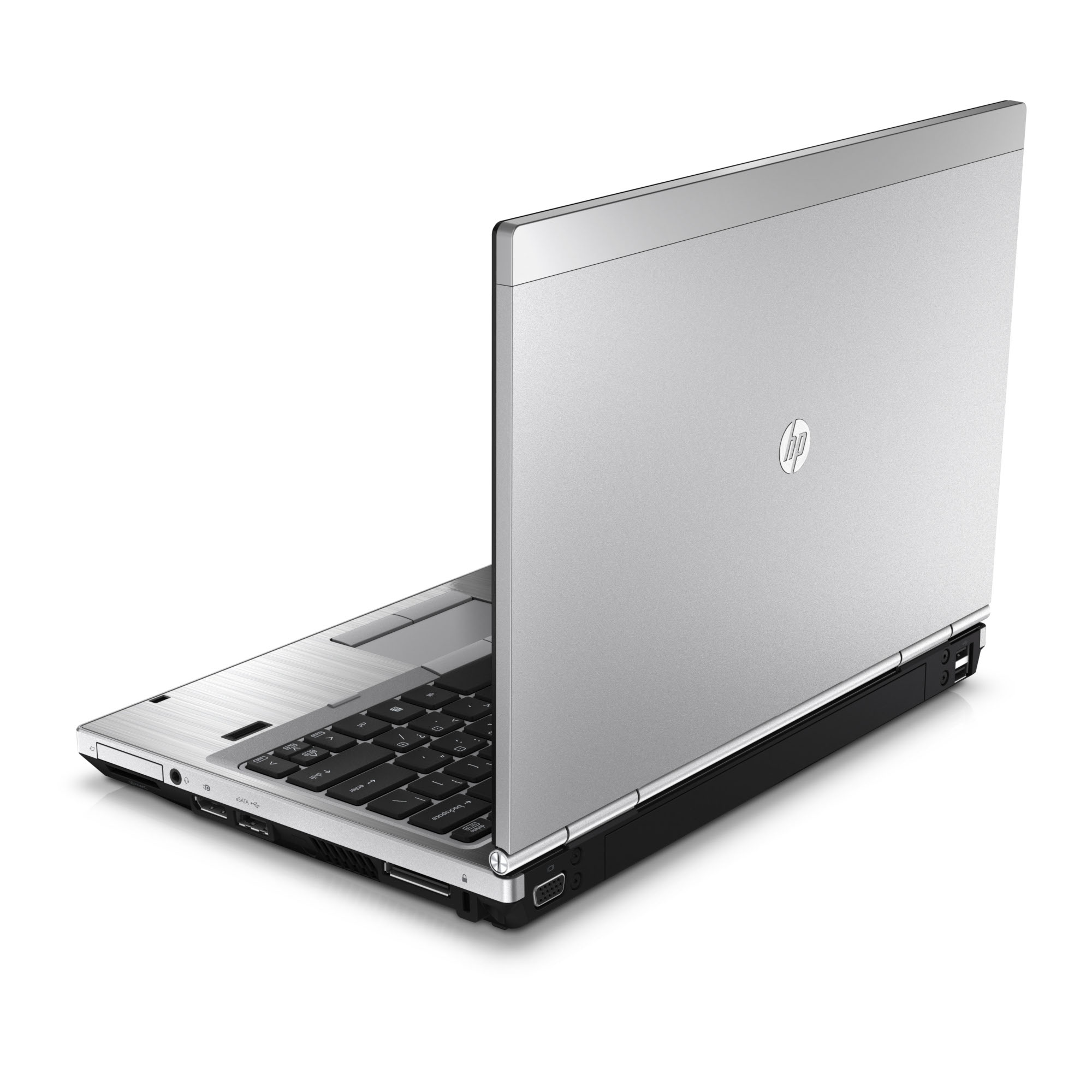 Ein offener silberner HP Laptop mit schwarzer Tastatur auf weißem Hintergrund.